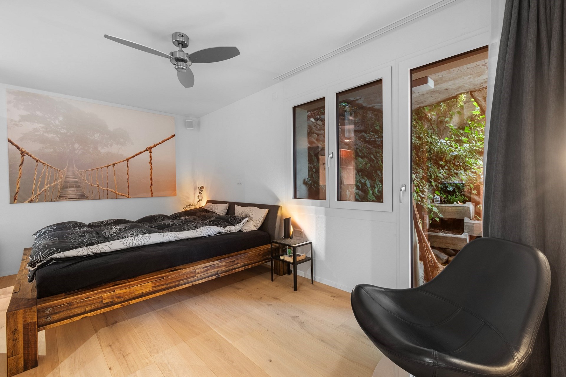 Modernes Schlafzimmer mit Blick ins Grüne