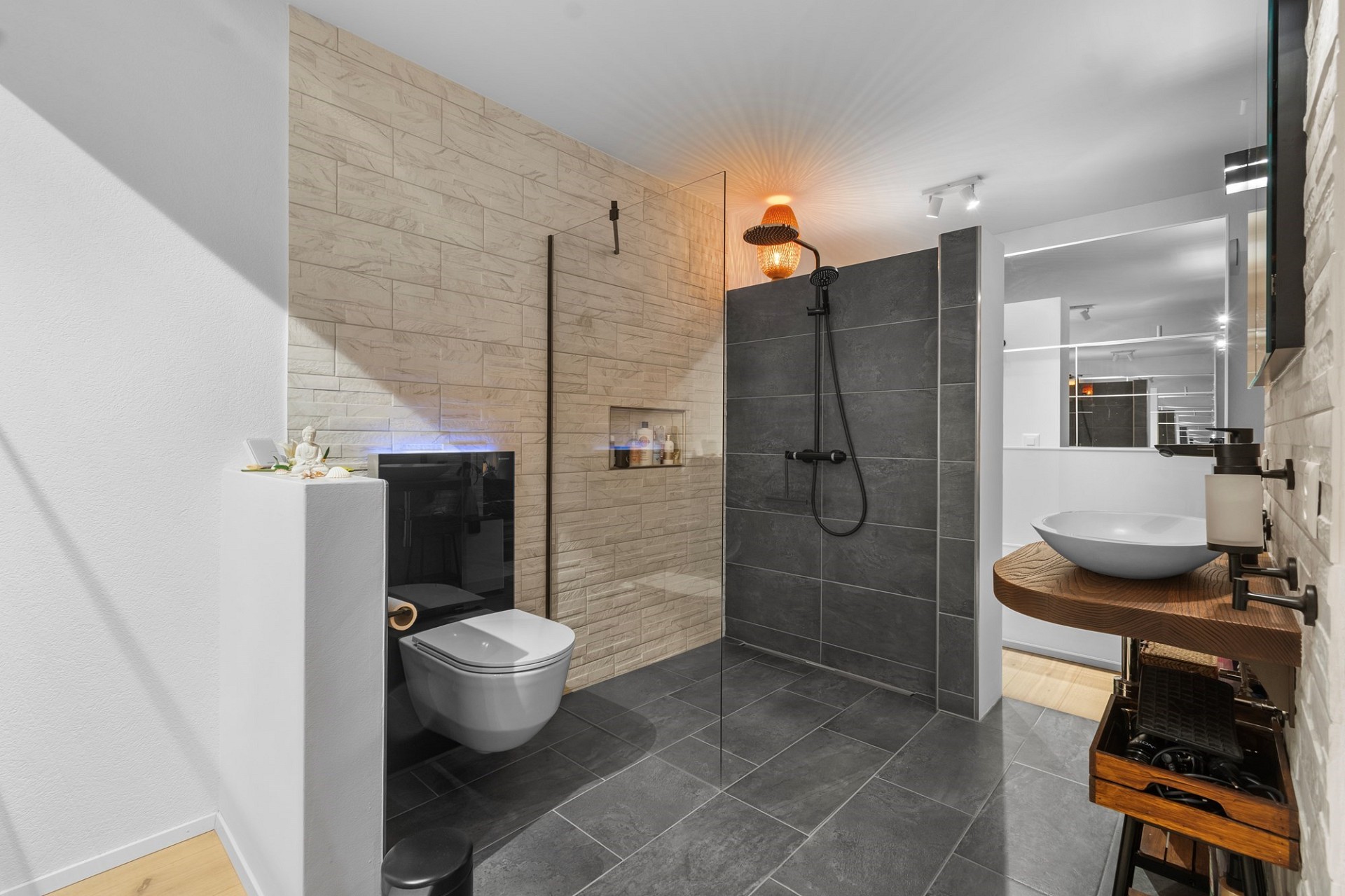 Modernes Badezimmer mit begehbarer Dusche und wandhängendem WC