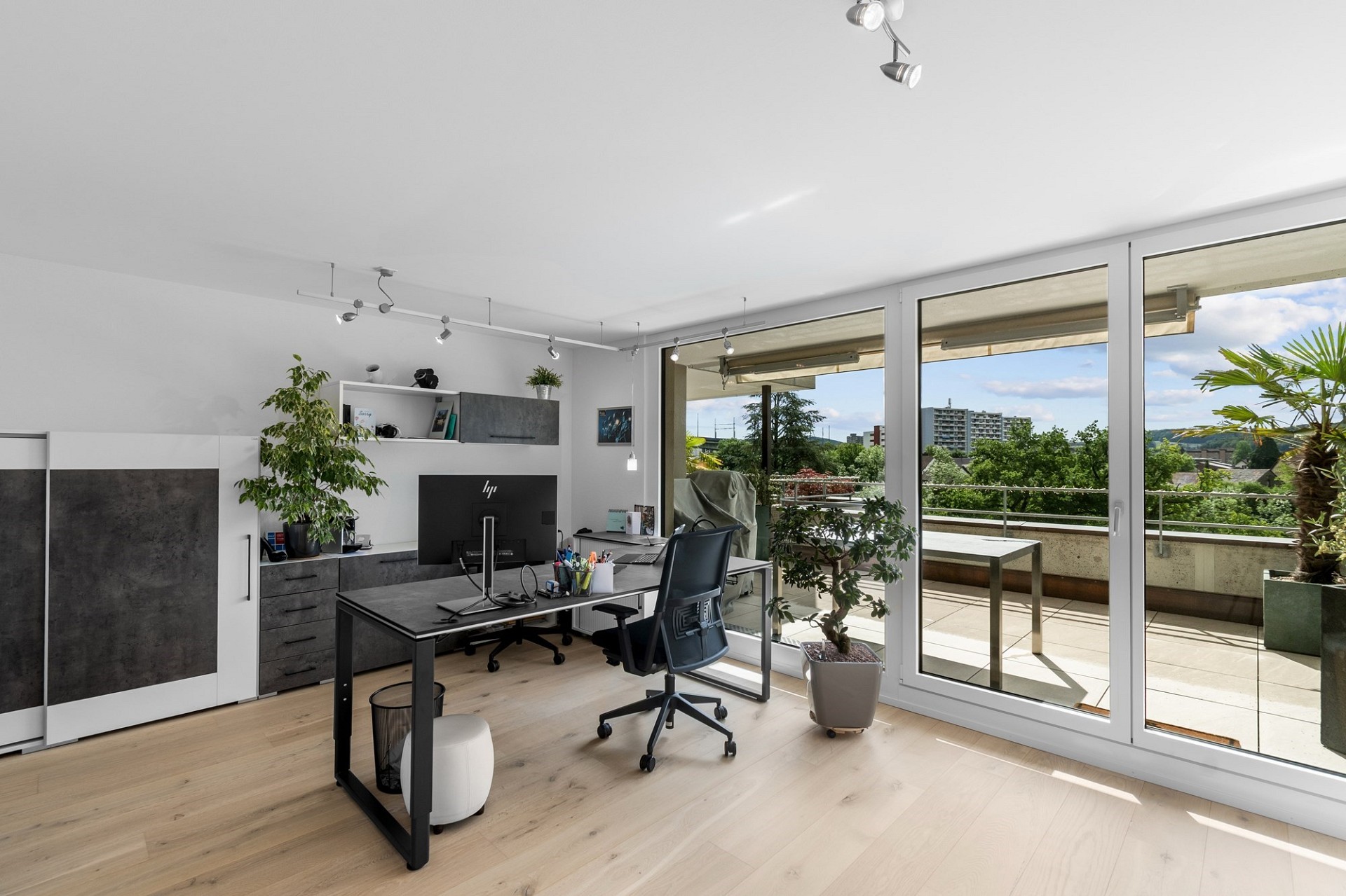 Helles Homeoffice mit Balkonblick