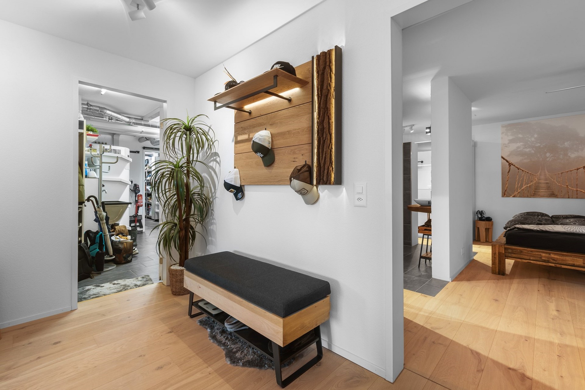 Moderner Flur mit Garderobe und Blick in angrenzende Räume