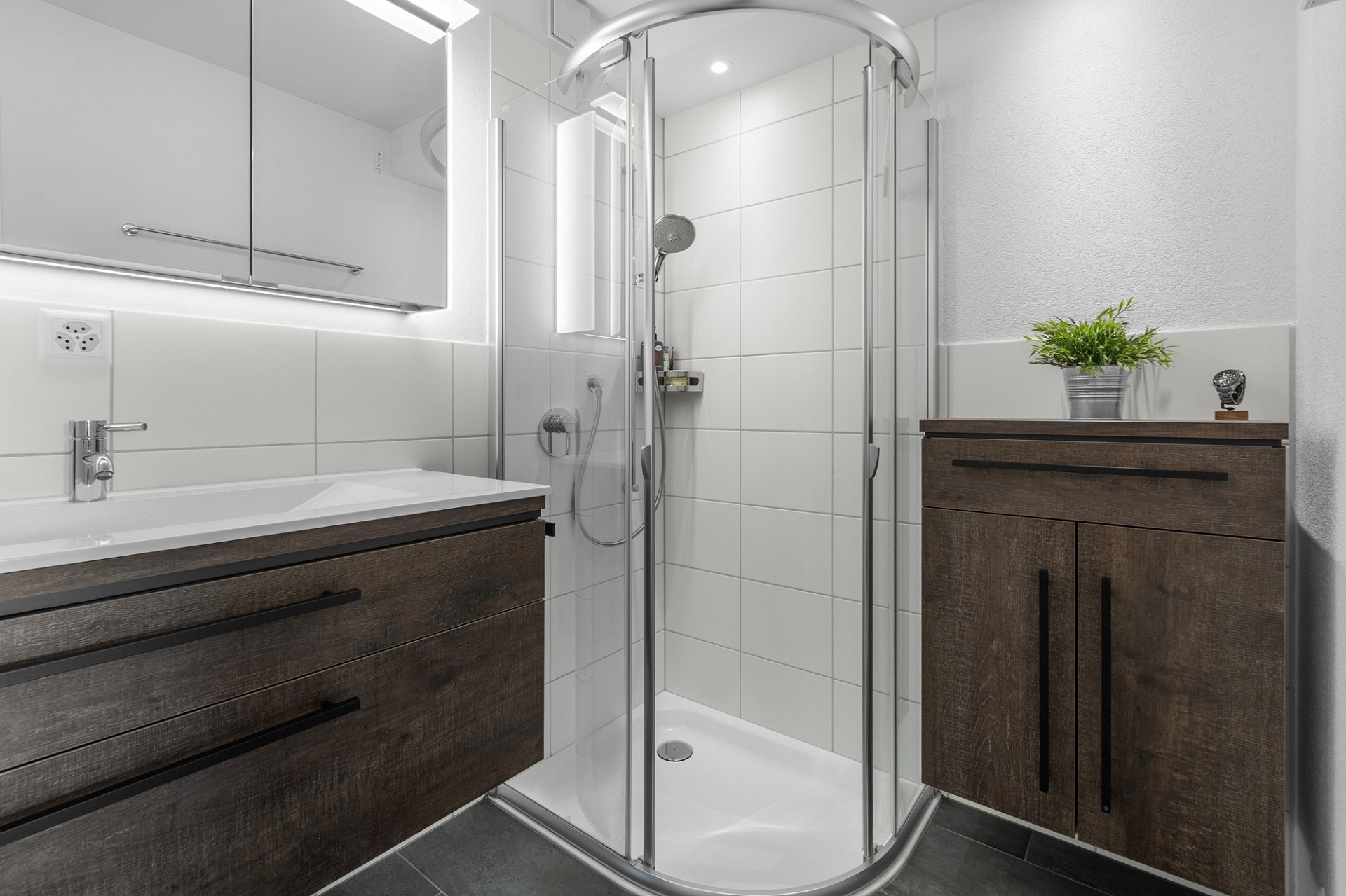 Modernes Badezimmer mit Eckdusche und Doppelwaschplatz
