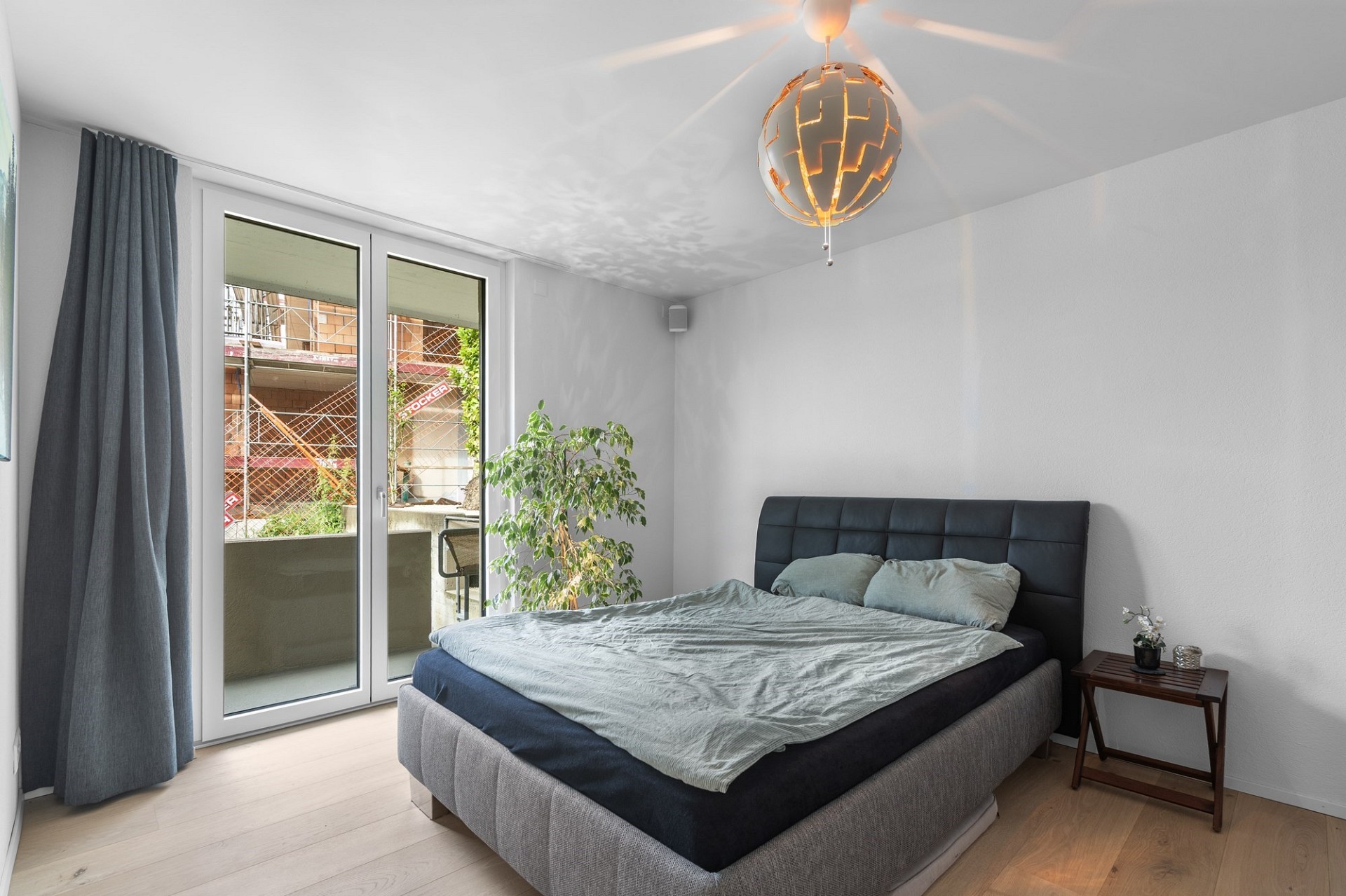 Helles Schlafzimmer mit Balkonzugang