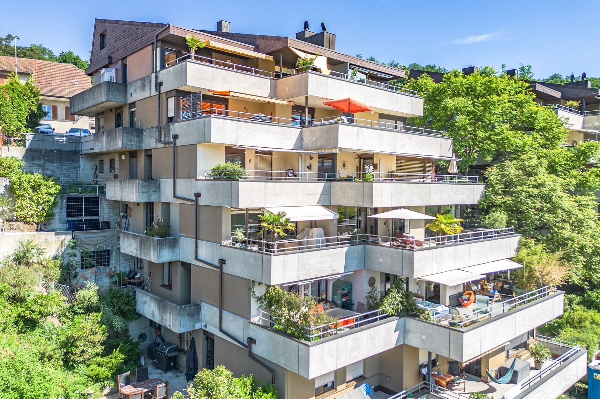 Mehrfamilienhaus mit großen Balkonen