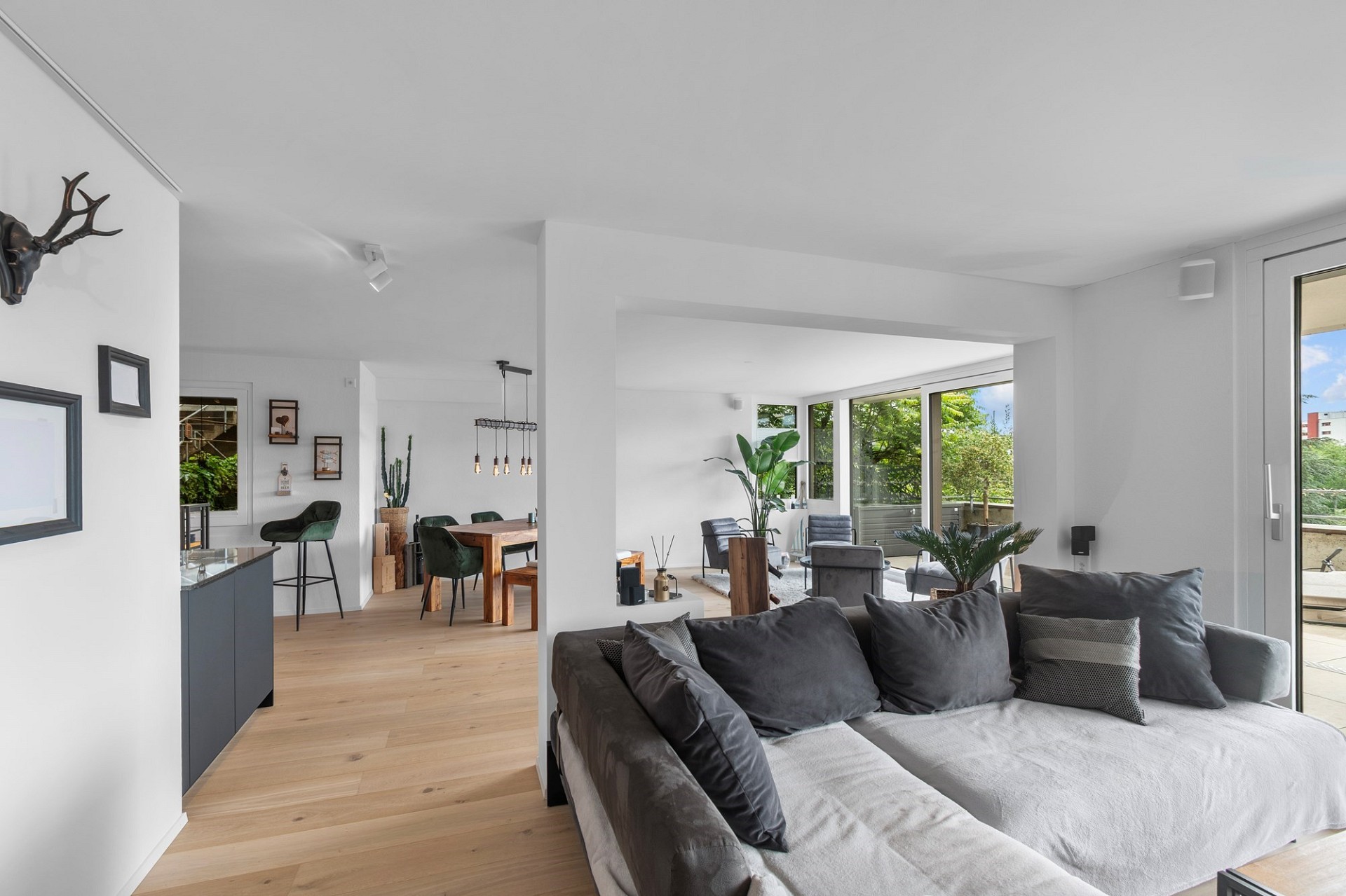Modernes, helles Wohn-Esszimmer mit Balkonblick