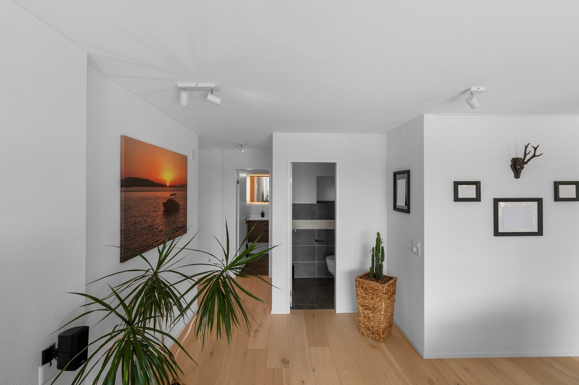 Heller Flur mit Blick ins Bad