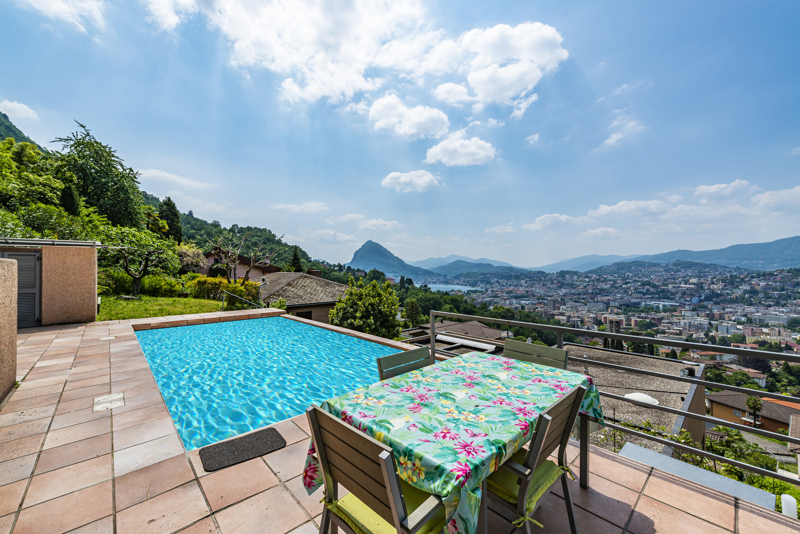 Poolterrasse mit Panoramaausblick