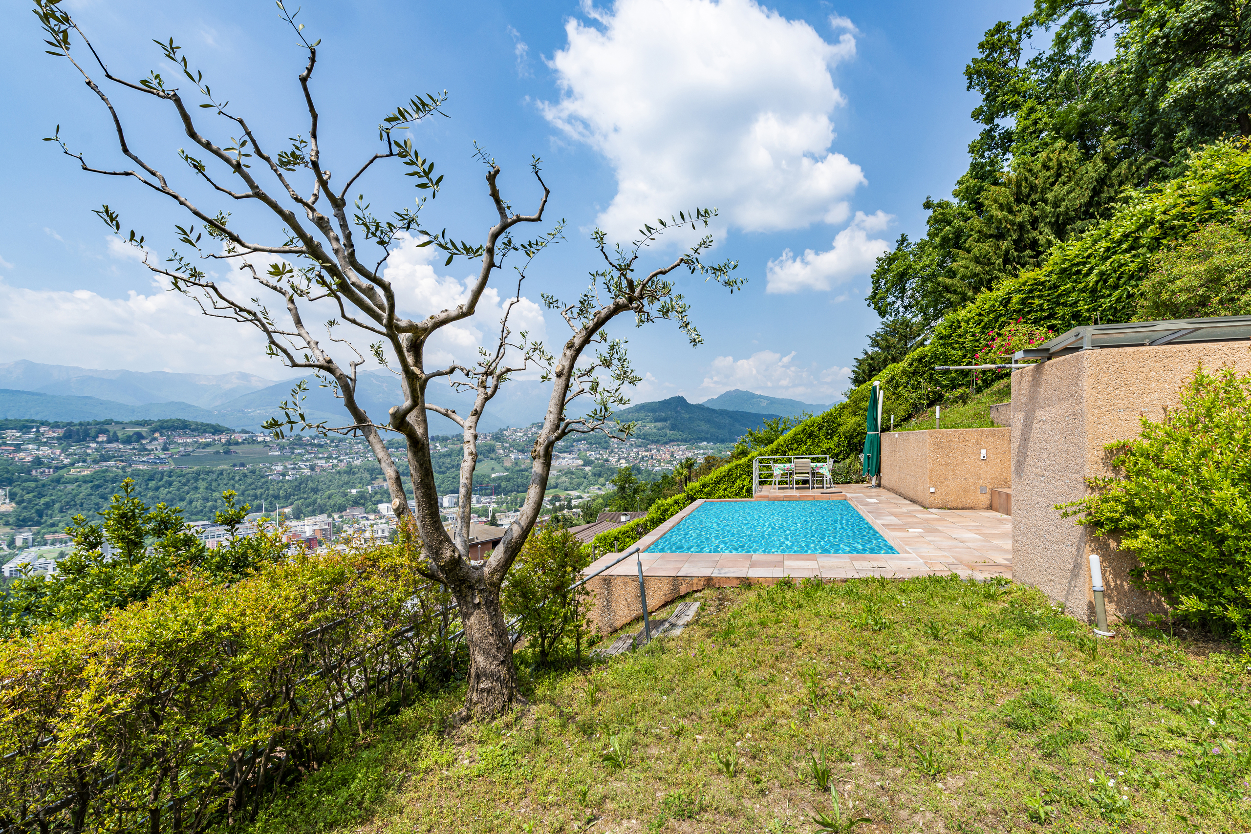 Außenbereich mit Pool und Bergblick