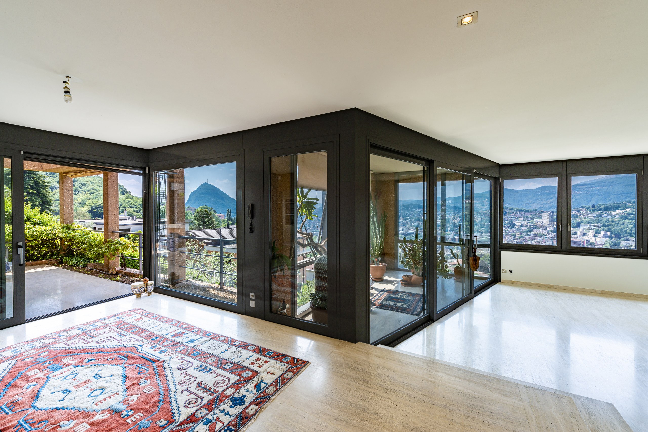 Moderner Wohnraum mit Panoramablick