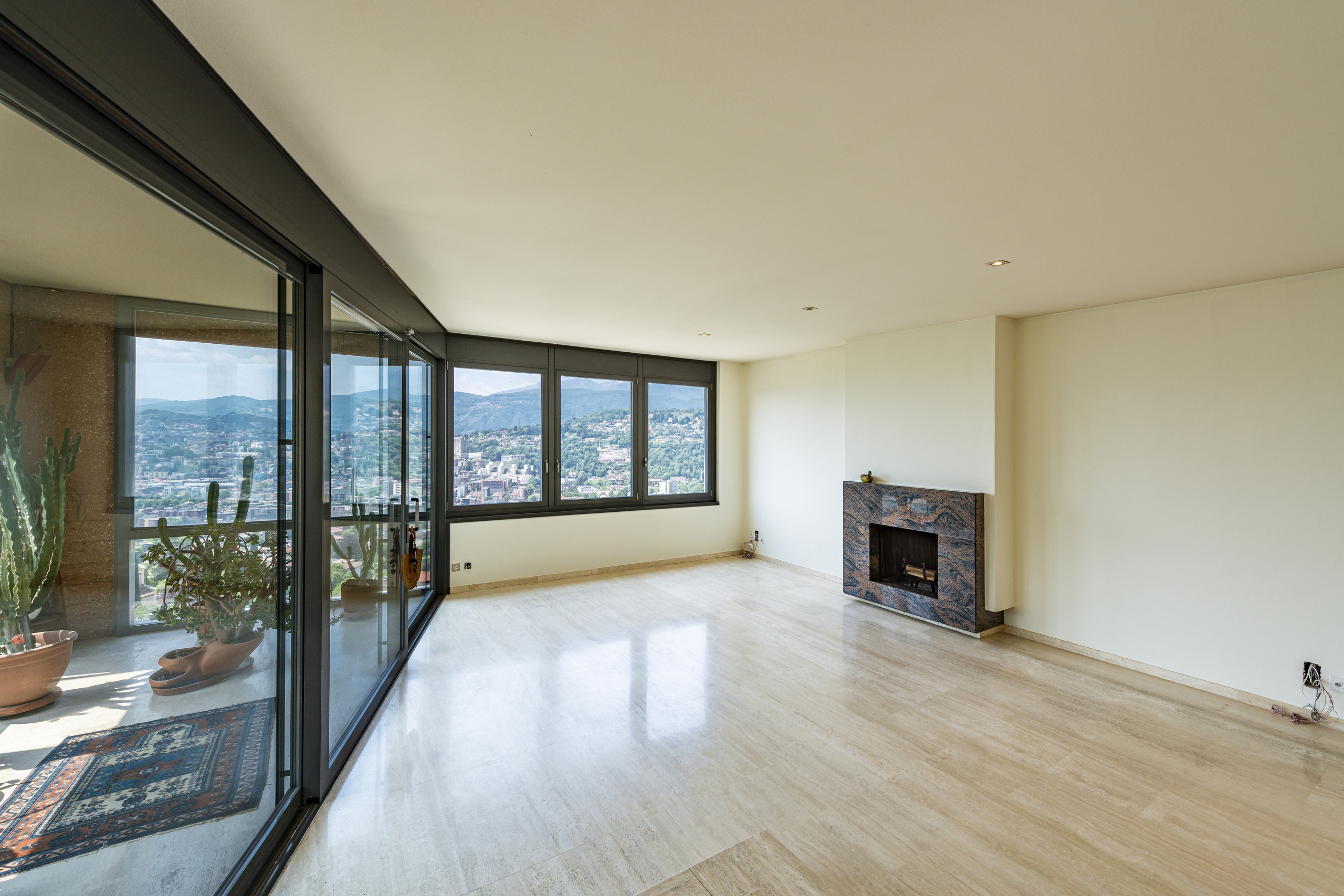 Wohnraum mit Panoramafenstern und Kamin