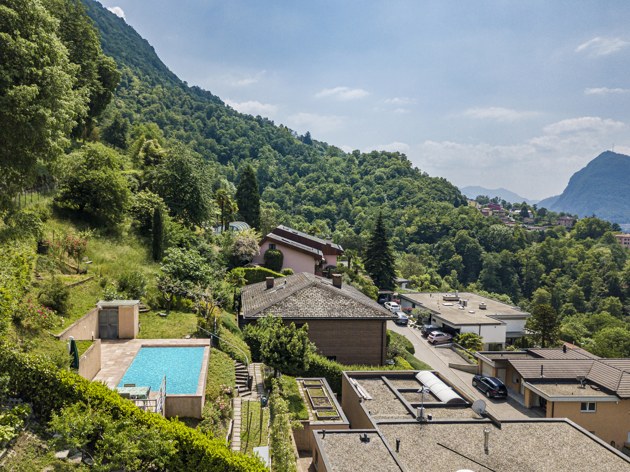 Hügellandschaft mit Pool und Häusern