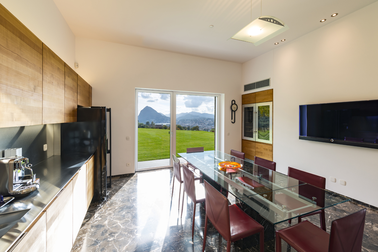 Moderne Wohnküche mit Bergblick