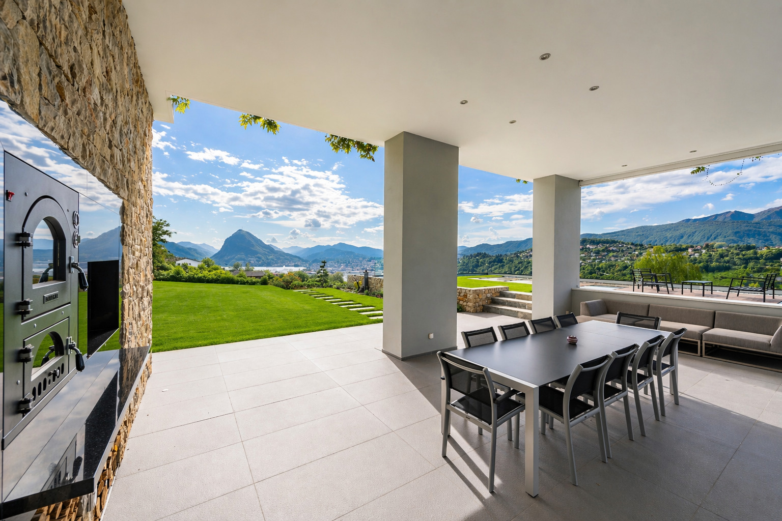 Überdachte Terrasse mit Panoramablick