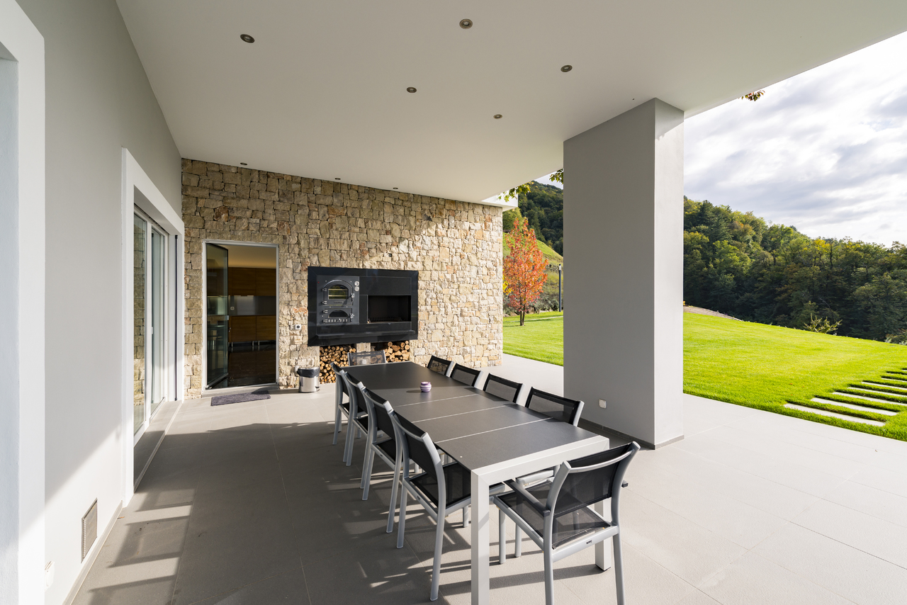 Überdachte Terrasse mit Essbereich und Außenküche