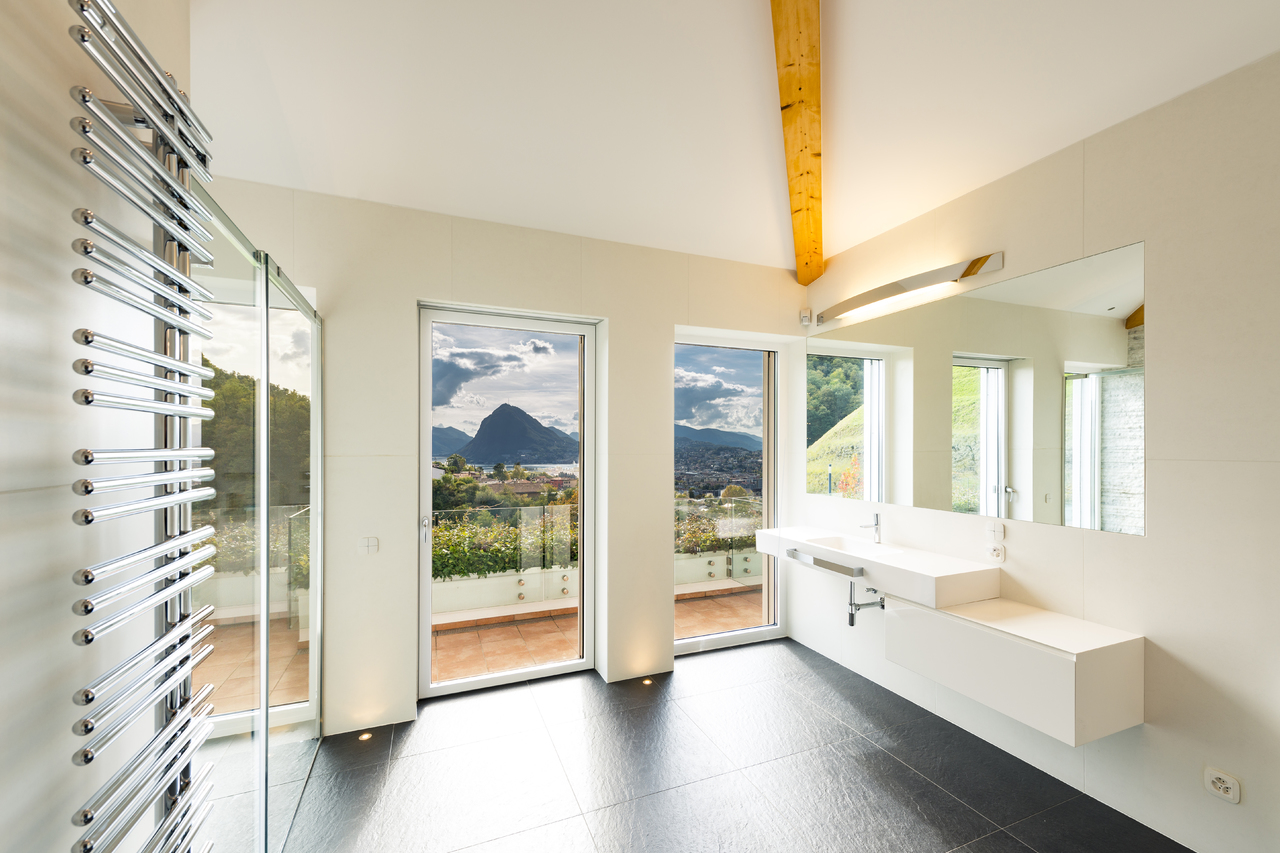 Modernes Badezimmer mit Bergblick