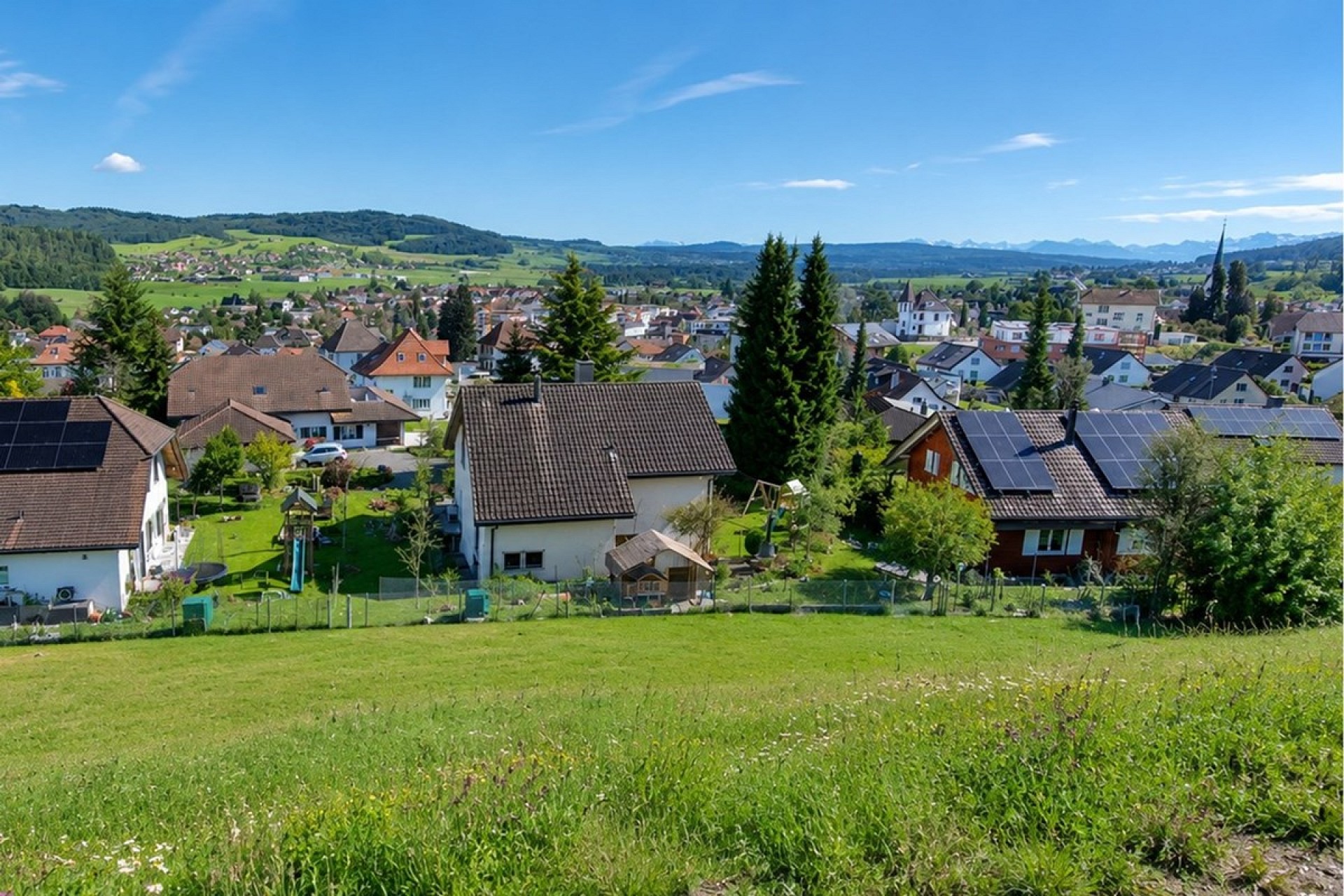 Ländlicher Blick über Wohngebiet mit Alpenpanorama