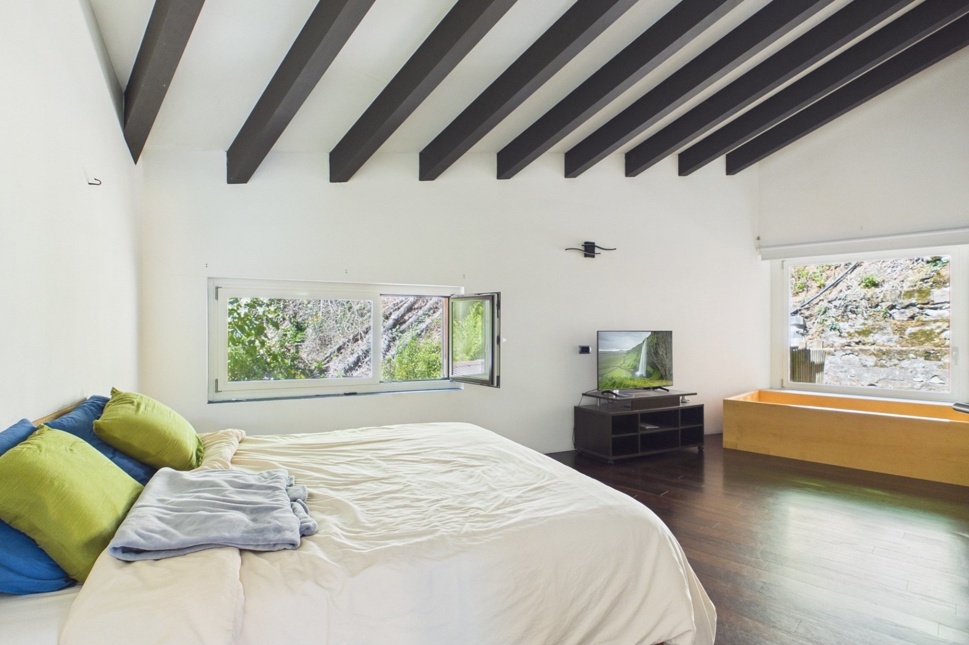 Helles Schlafzimmer mit Sichtbalkendecke
