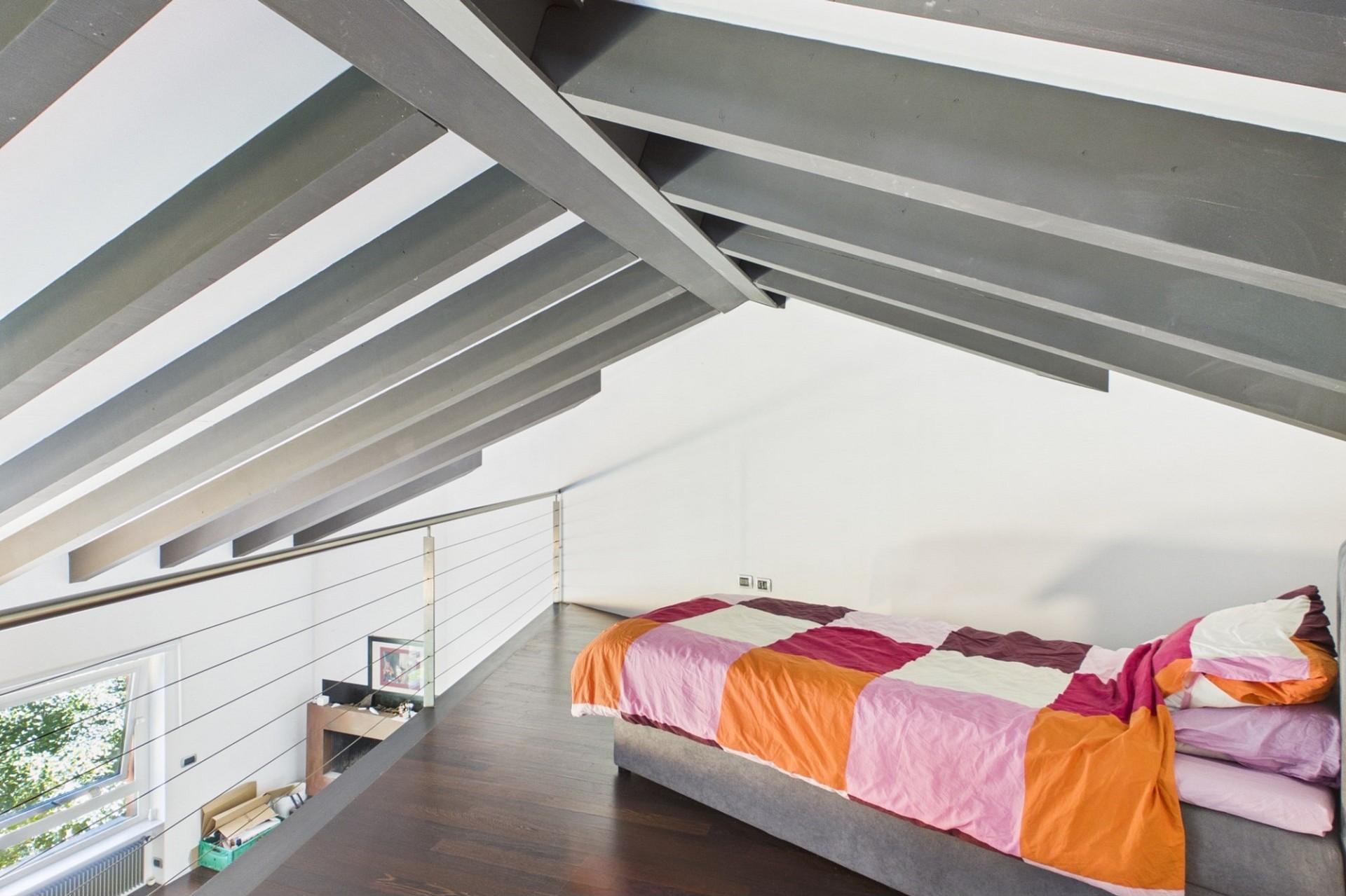 Galerieschlafzimmer mit Dachbalken