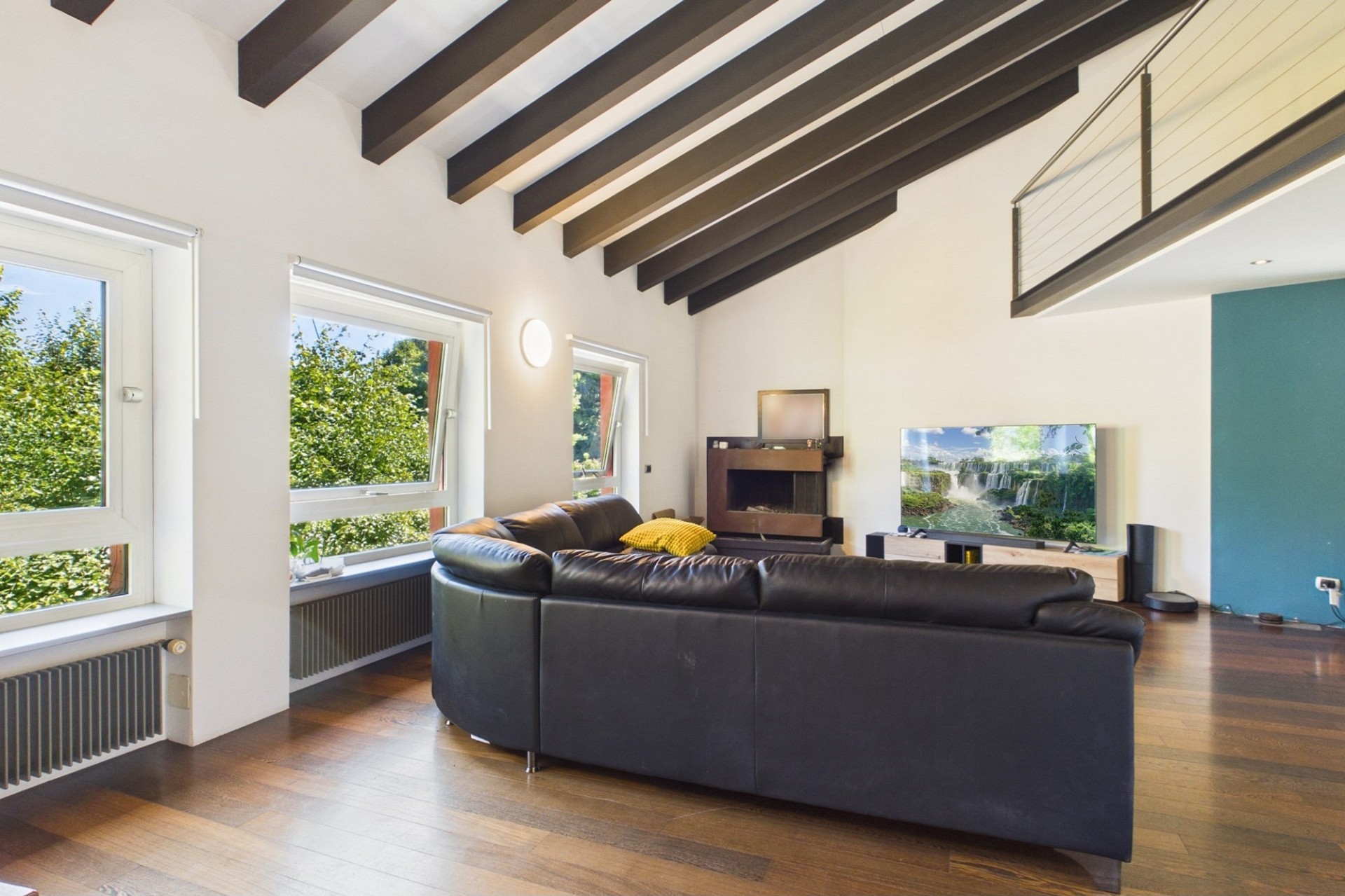 Modernes Wohnzimmer mit hohen Decken