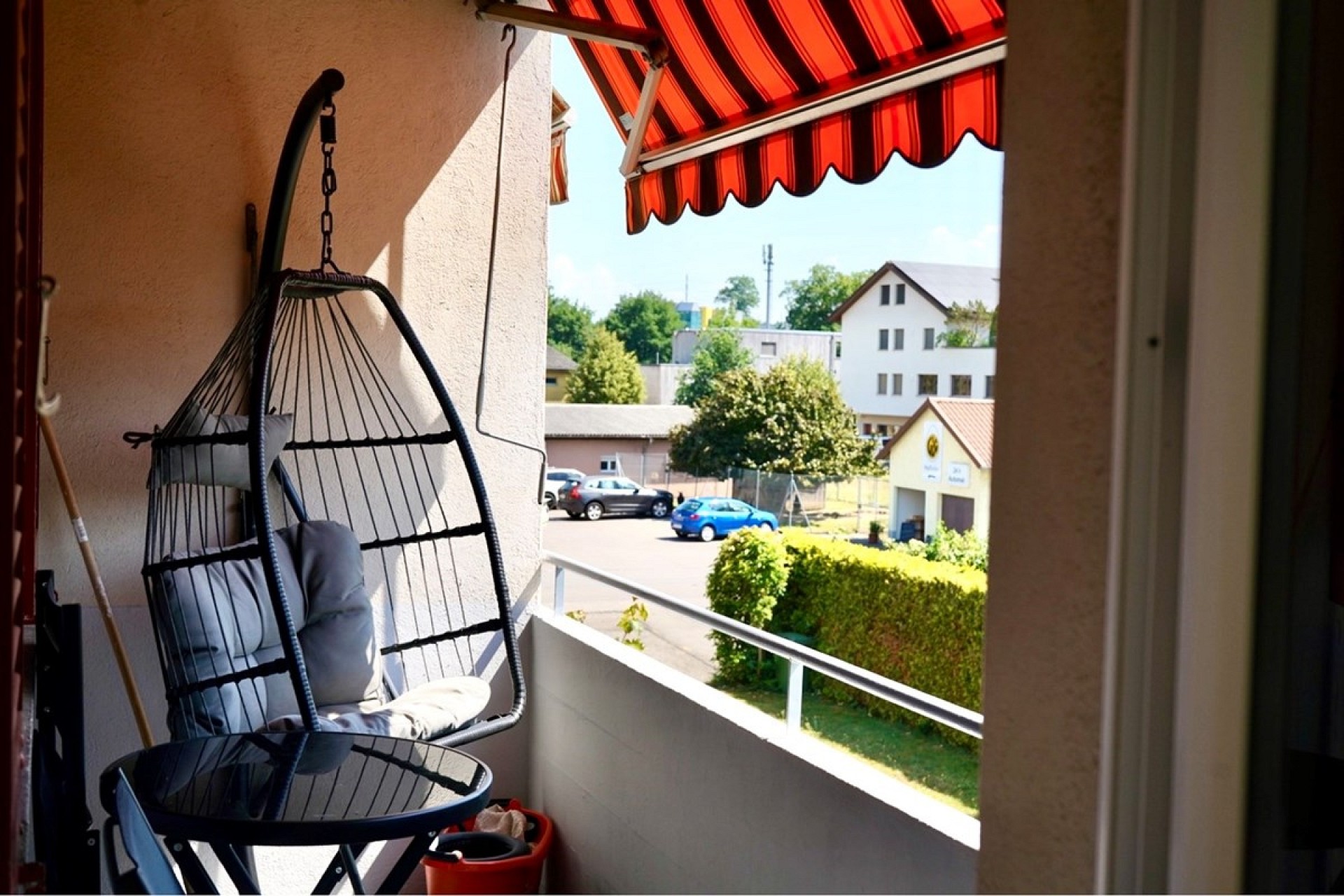 Balkon mit Sitzgelegenheit und Straßenblick