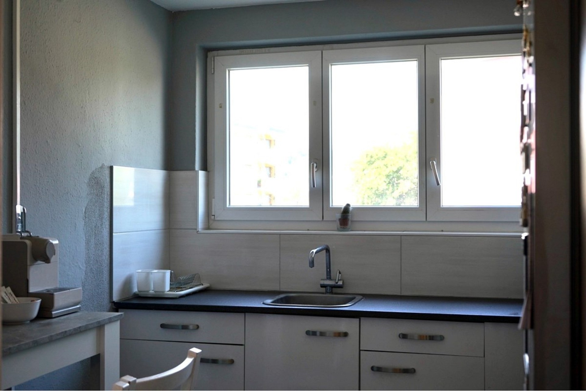 Küchenzeile mit Fensterfront