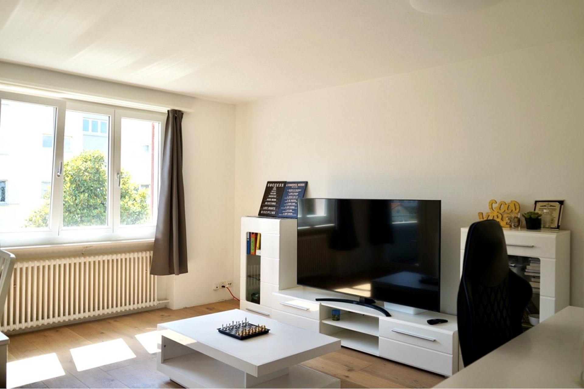 Helles Wohnzimmer mit TV-Wand