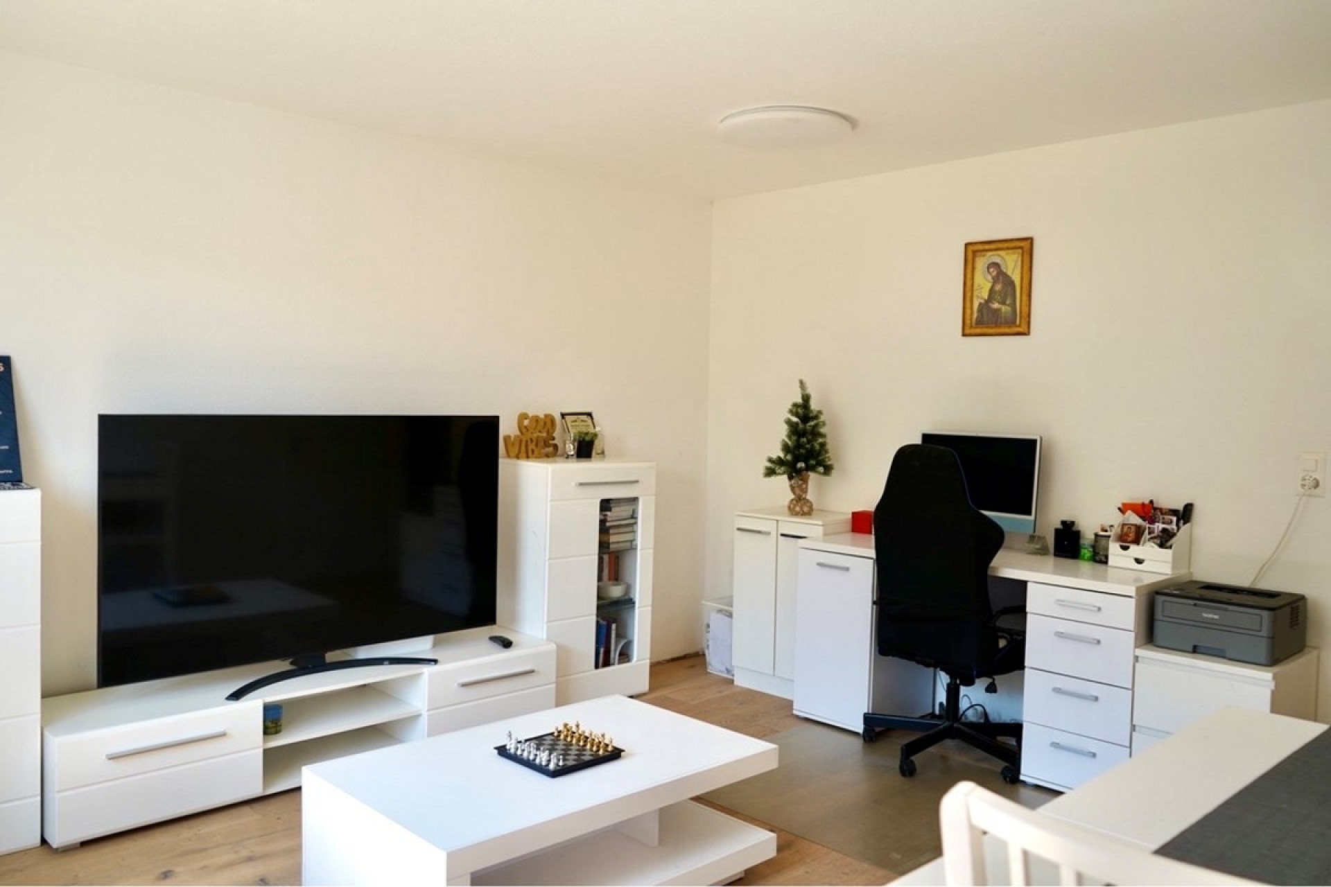 Wohnzimmer mit Arbeitsbereich