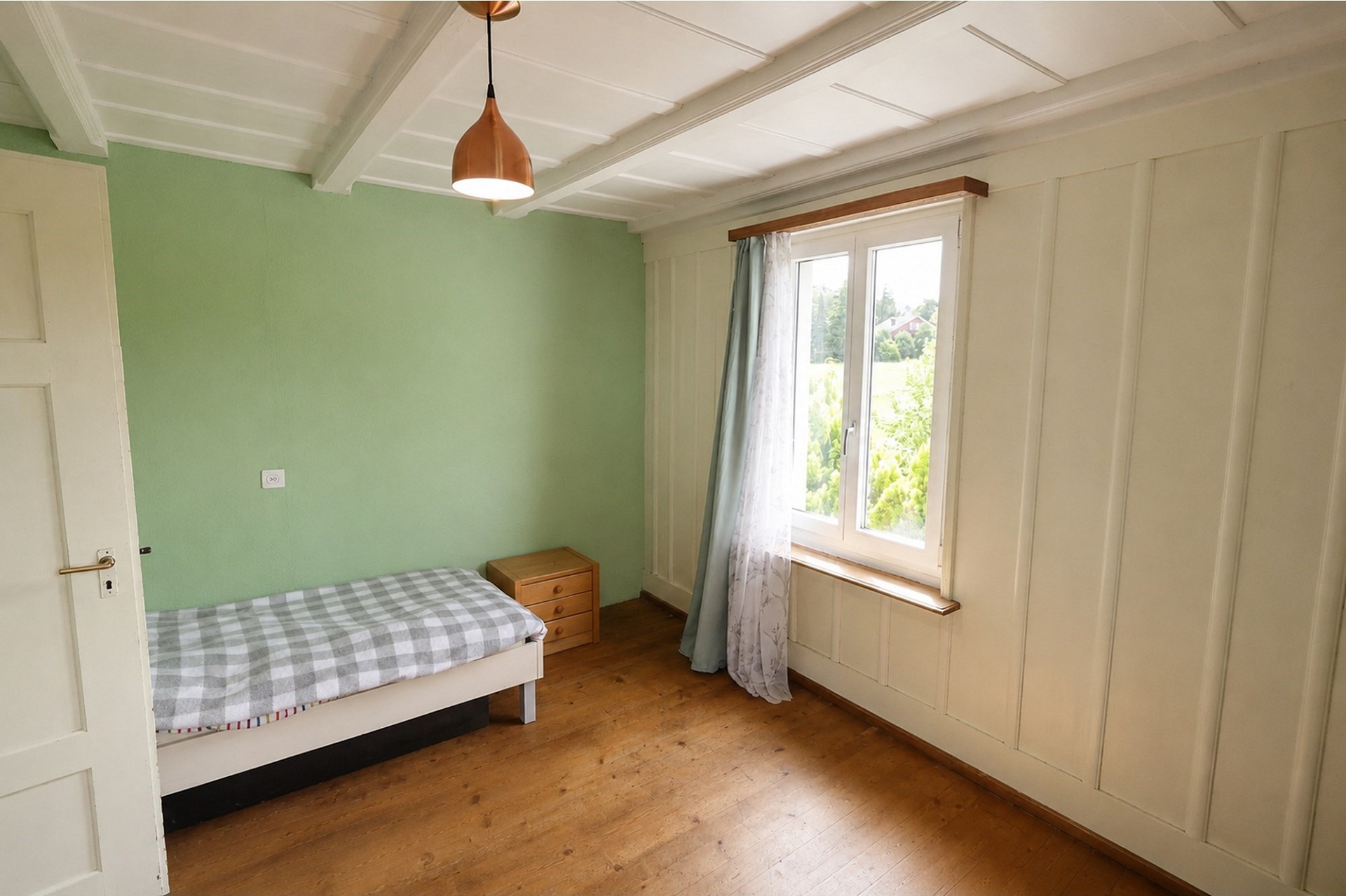 Helles Schlafzimmer mit Holzfußboden