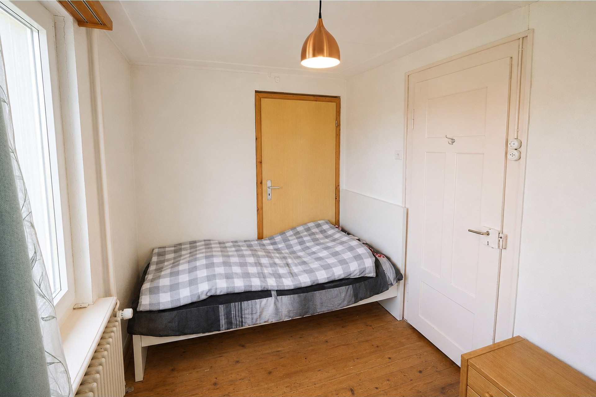 Kleines Schlafzimmer mit Einzelbett