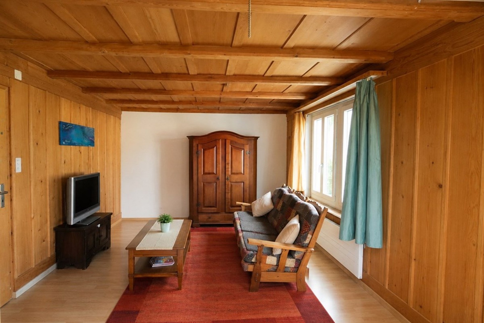 Gemütliches Wohnzimmer mit Holzverkleidung