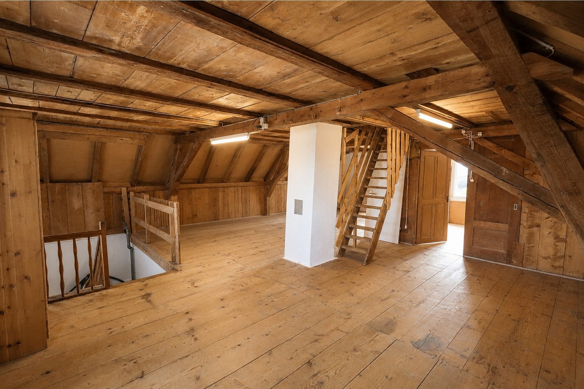Ausgebauter Dachboden mit Holztreppe