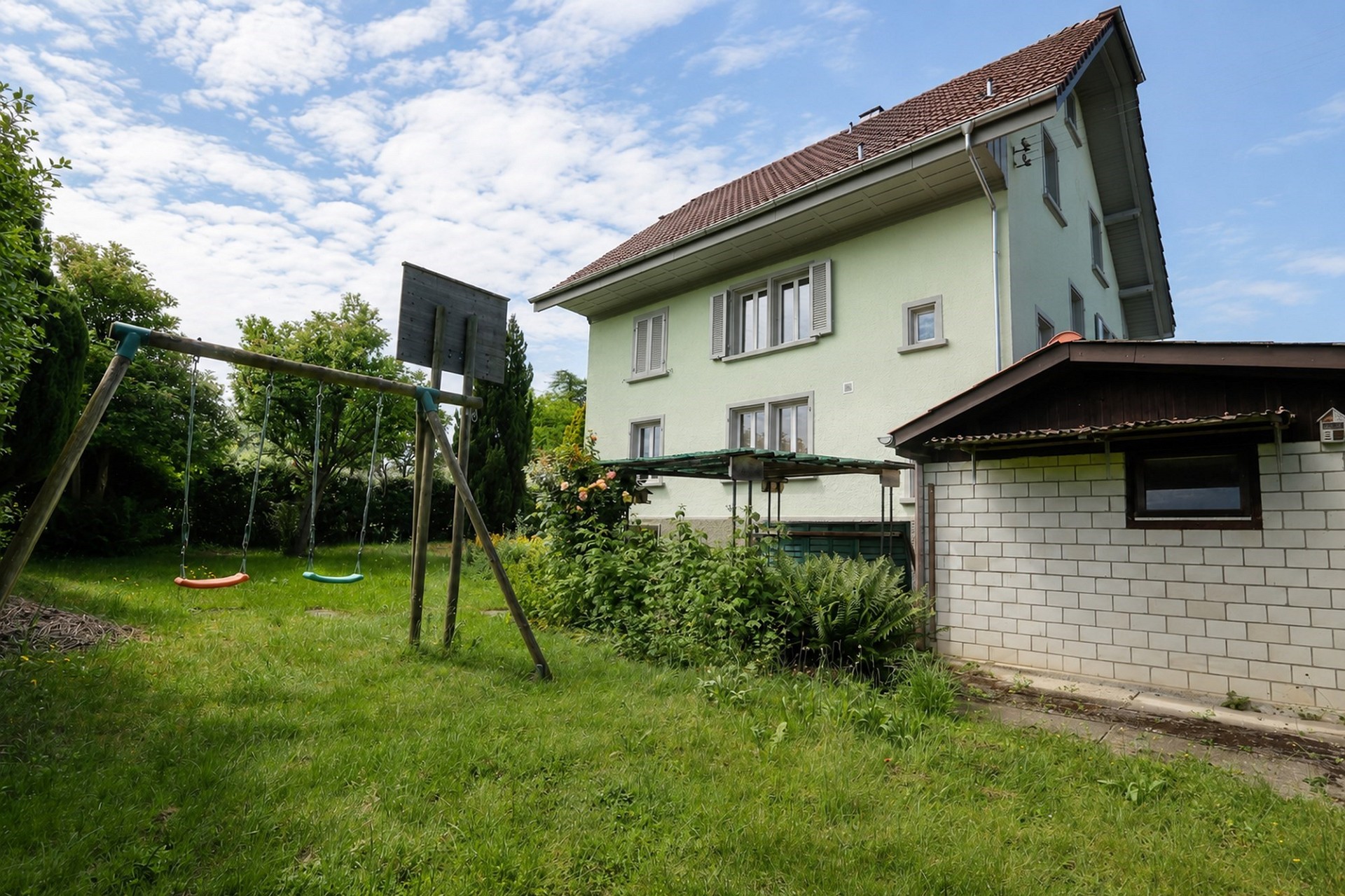 Haus mit großem Garten und Spielbereich