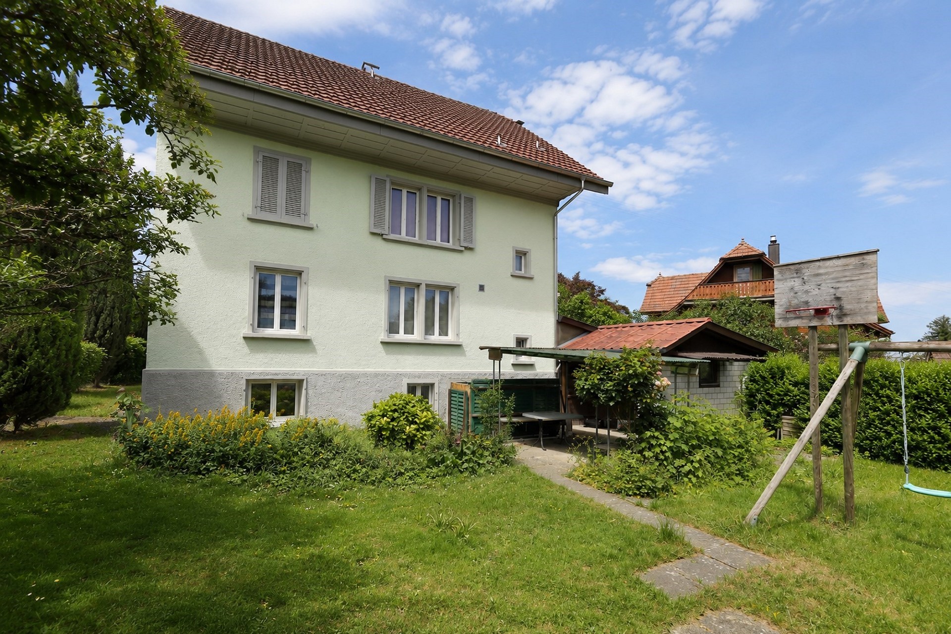 Einfamilienhaus mit Garten und Spielbereich