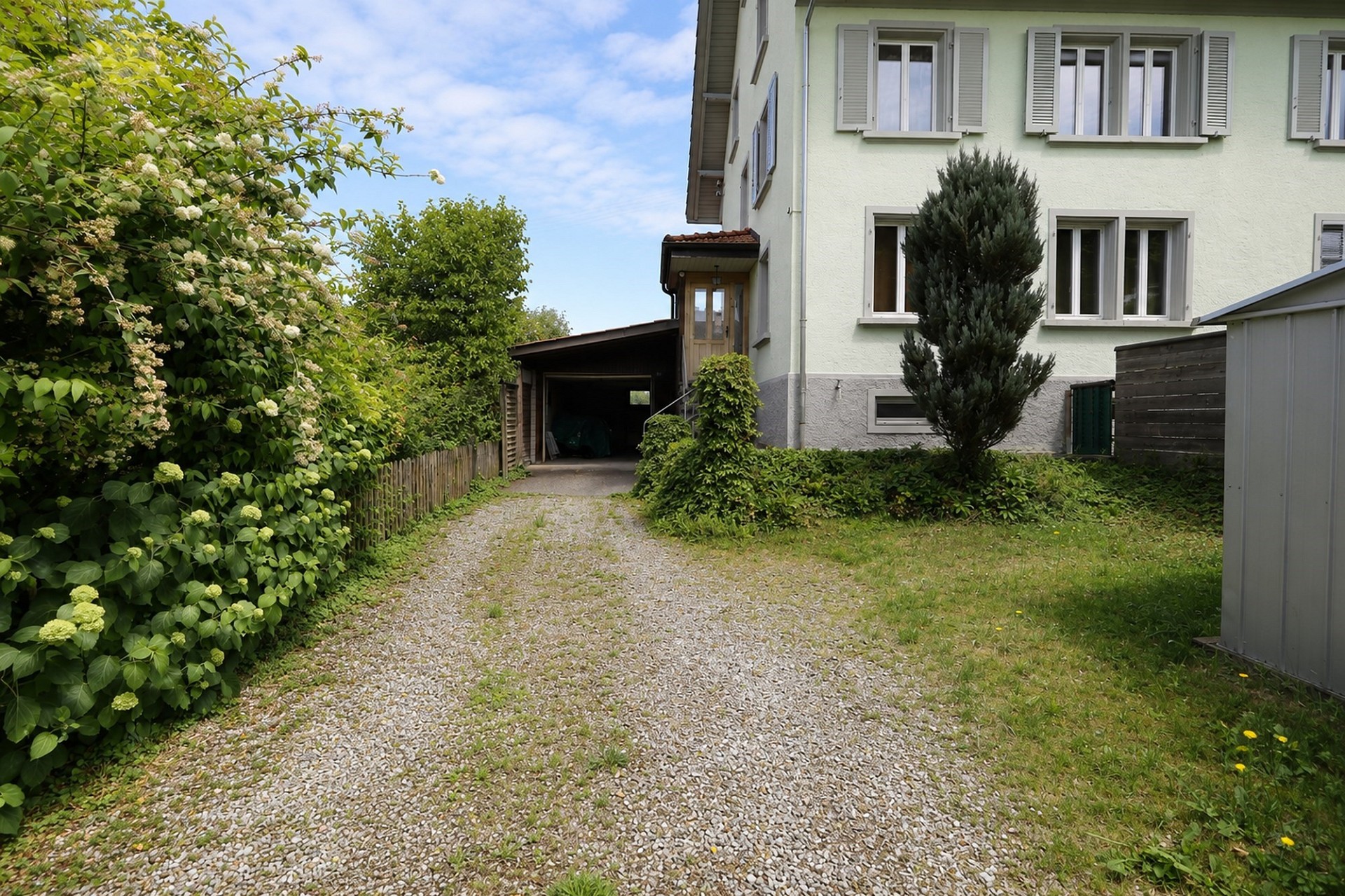 Haus mit Gartenzufahrt