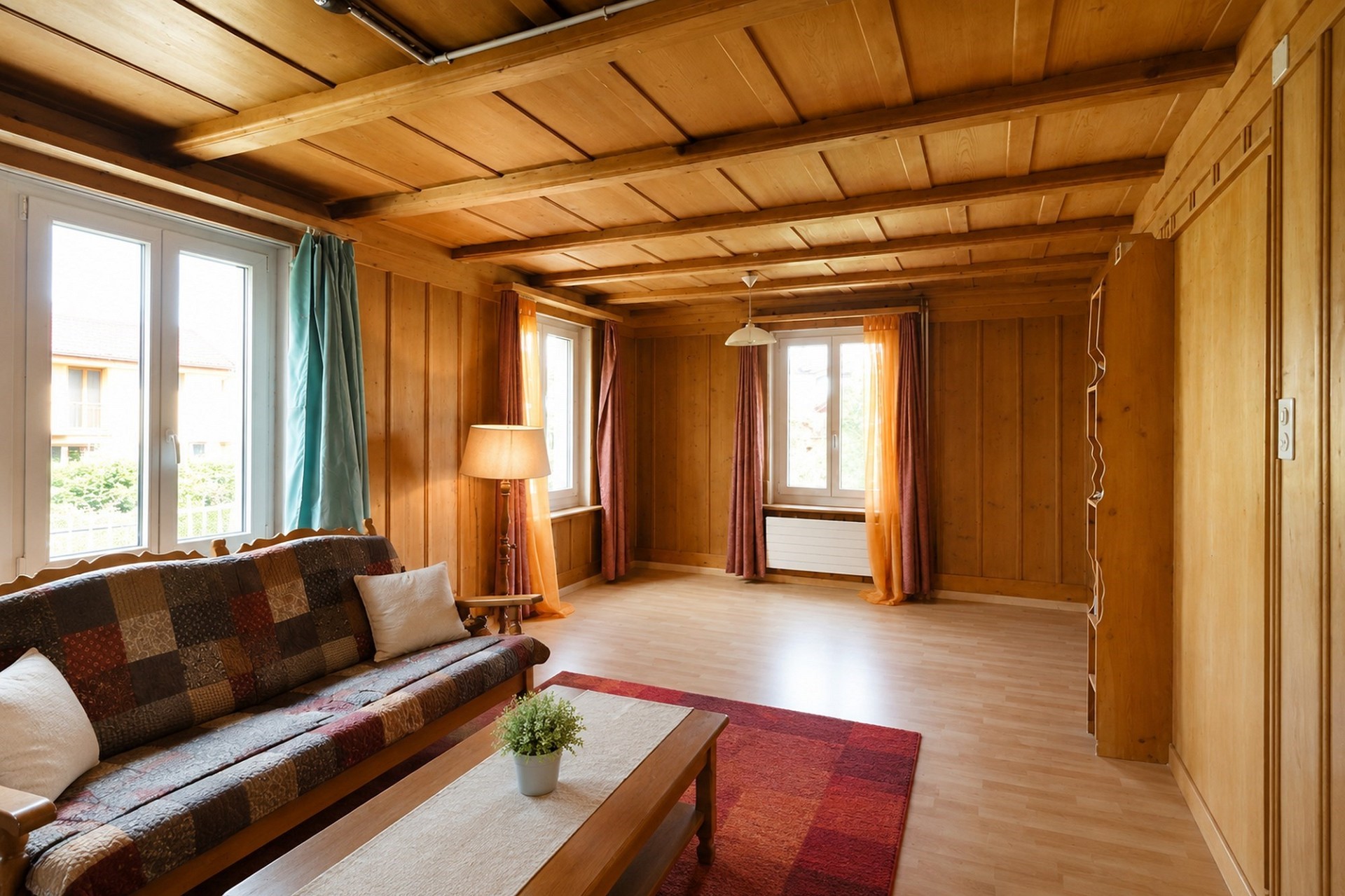 Gemütliches Wohnzimmer mit Holzvertäfelung