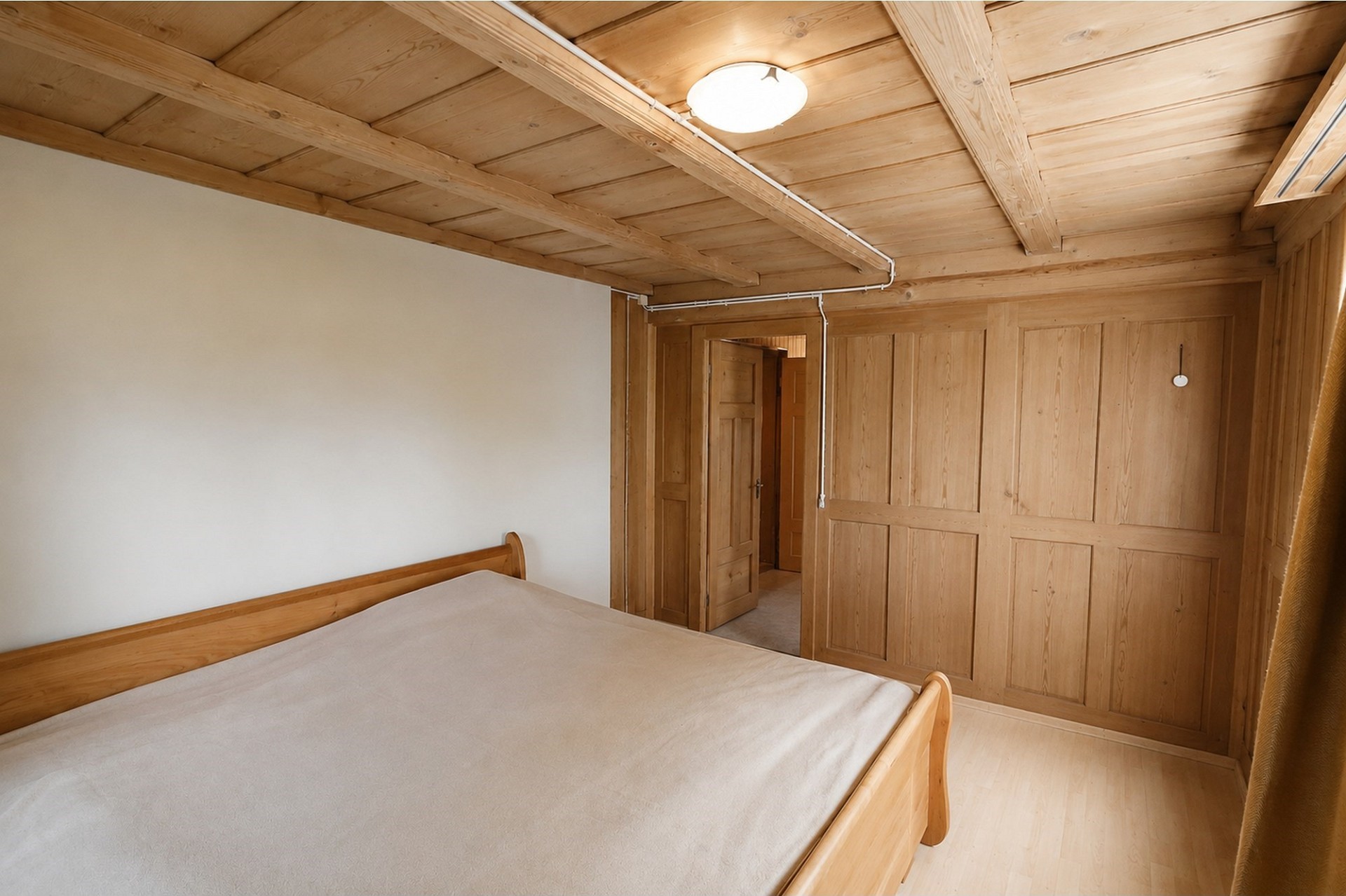 Holzverkleidetes Schlafzimmer