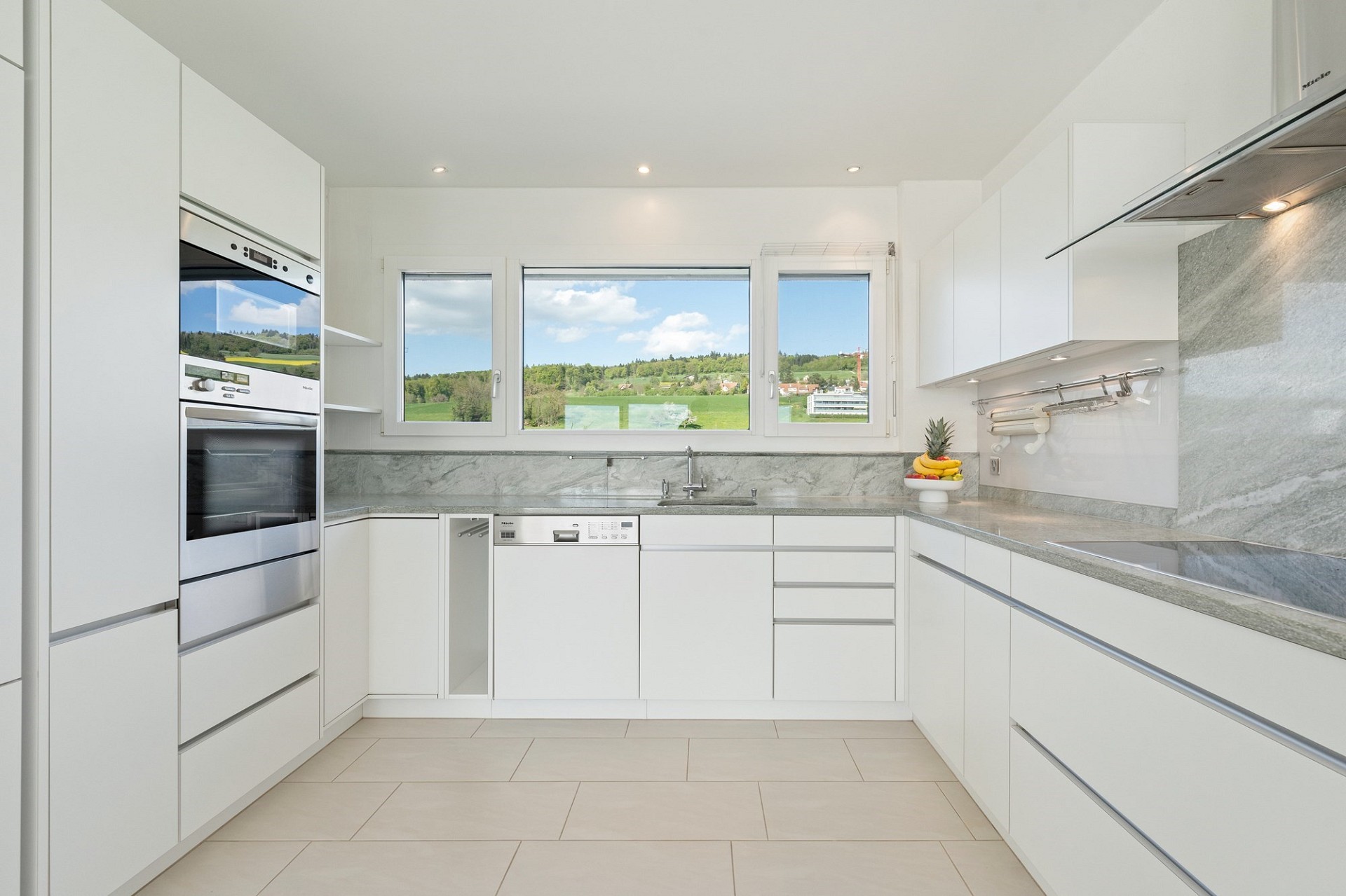 Helle, moderne Küche mit Landschaftsblick