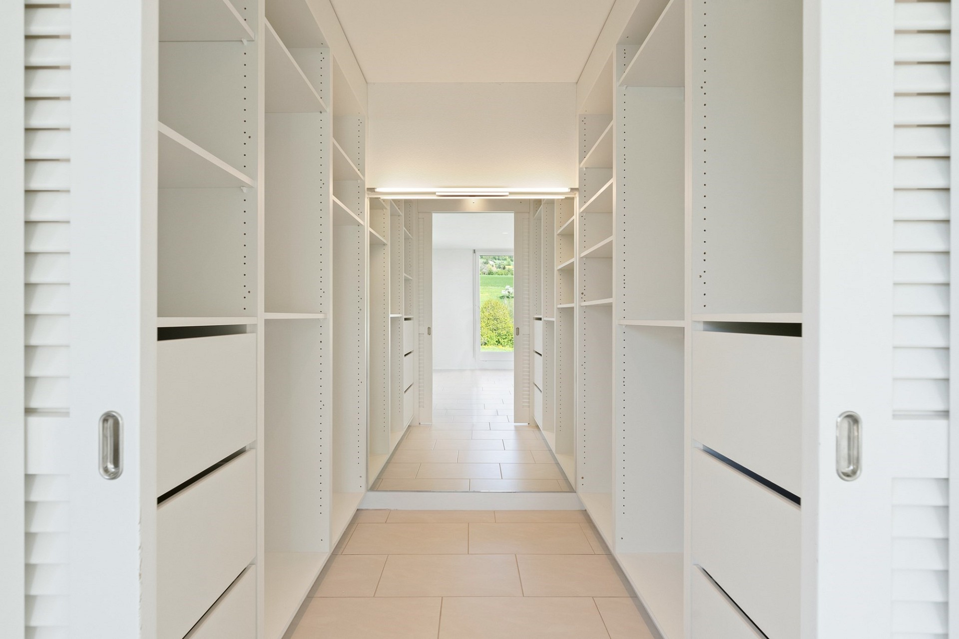 Begehbarer Kleiderschrank mit weißem Einbausystem