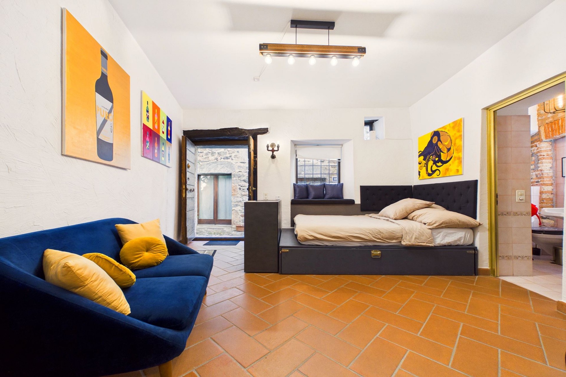 Schlafzimmer mit mediterranem Boden und Farbakzenten