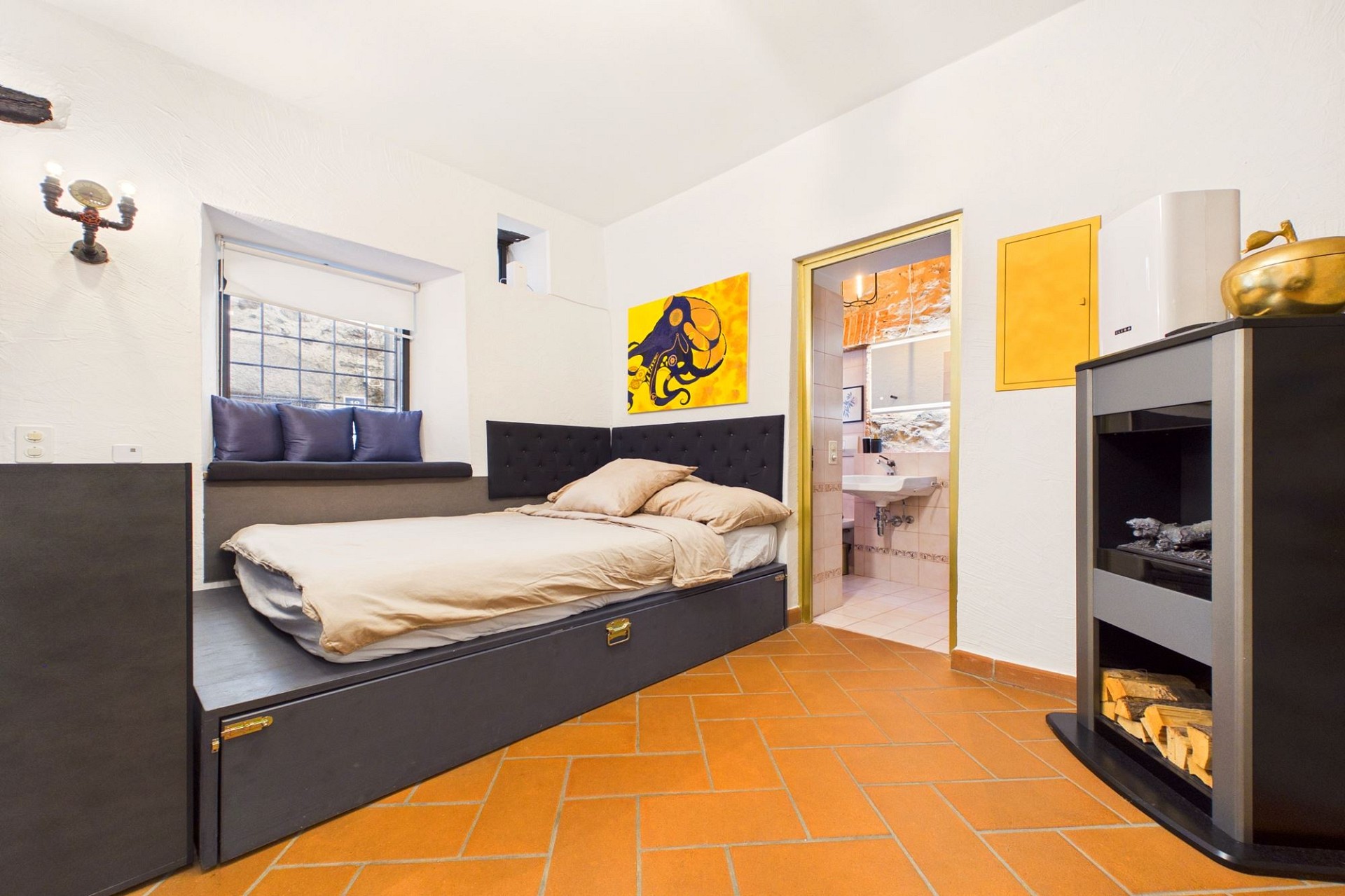 Schlafzimmer mit angrenzendem Bad