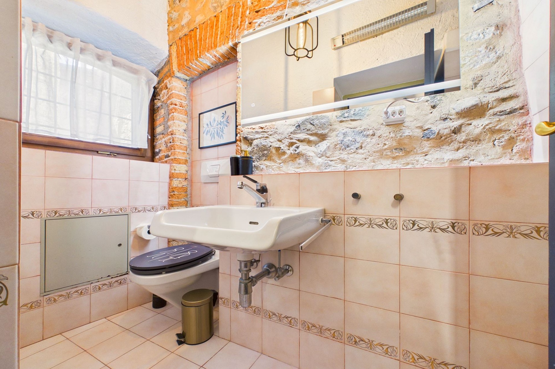 Kleines rustikales Badezimmer mit sichtbaren Naturstein- und Ziegelakzenten