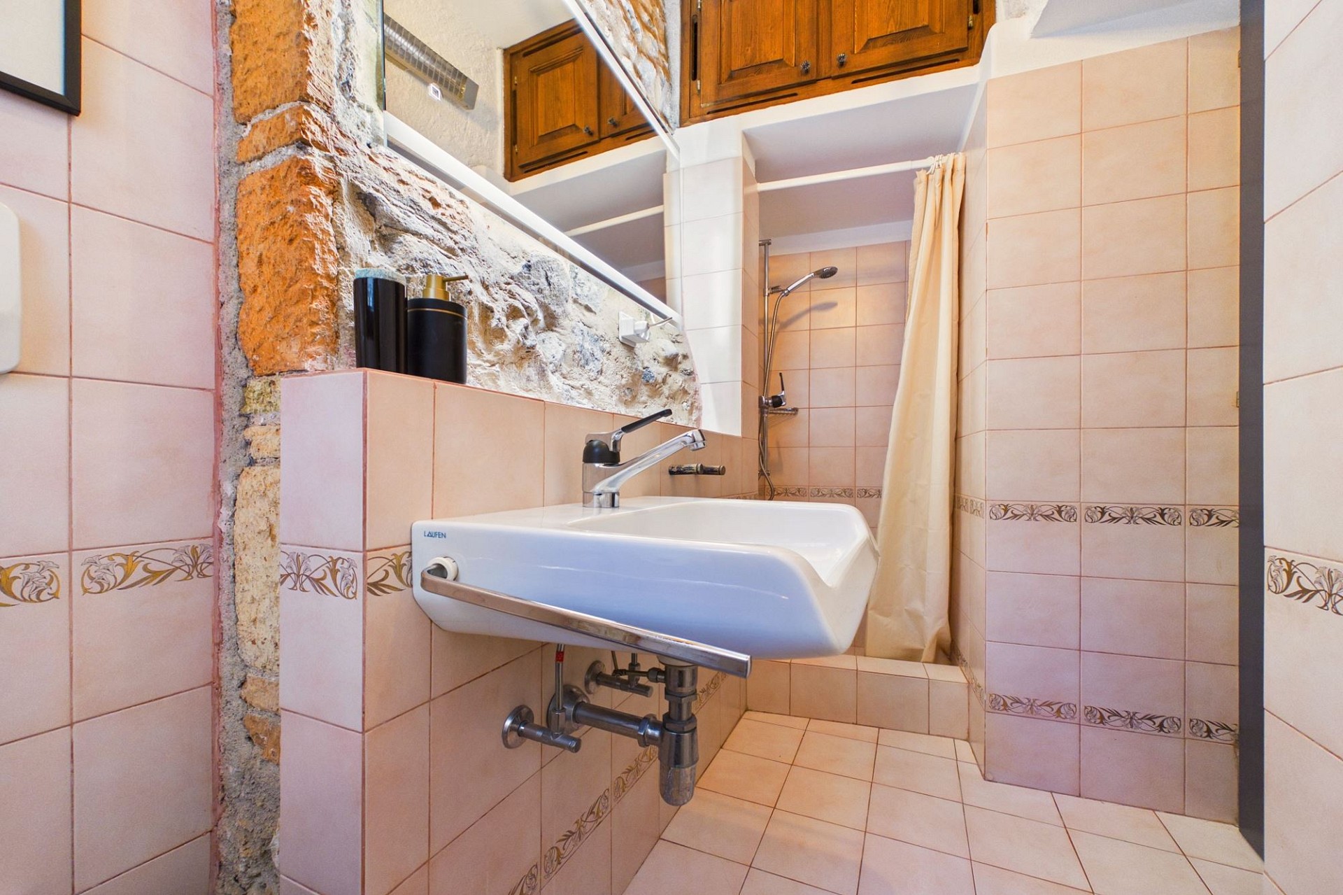 Kleines Bad mit Dusche und Waschbecken