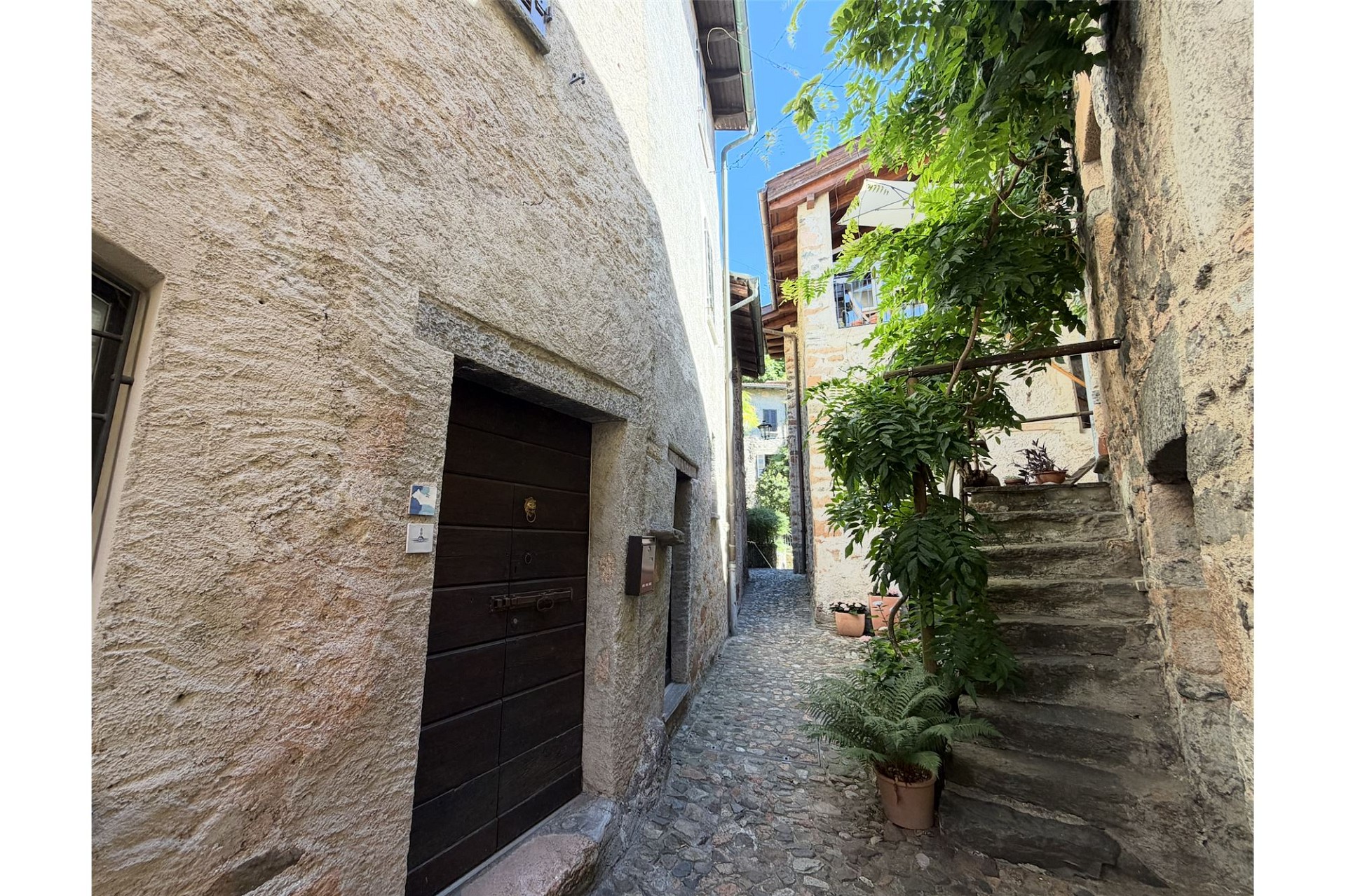Schmale steinerne Gasse mit Altbau-Eingang