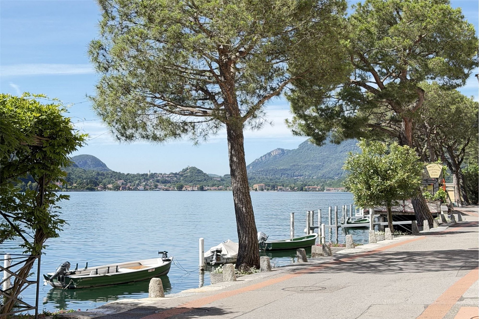 Seeufer mit Spazierweg und Bootsanleger