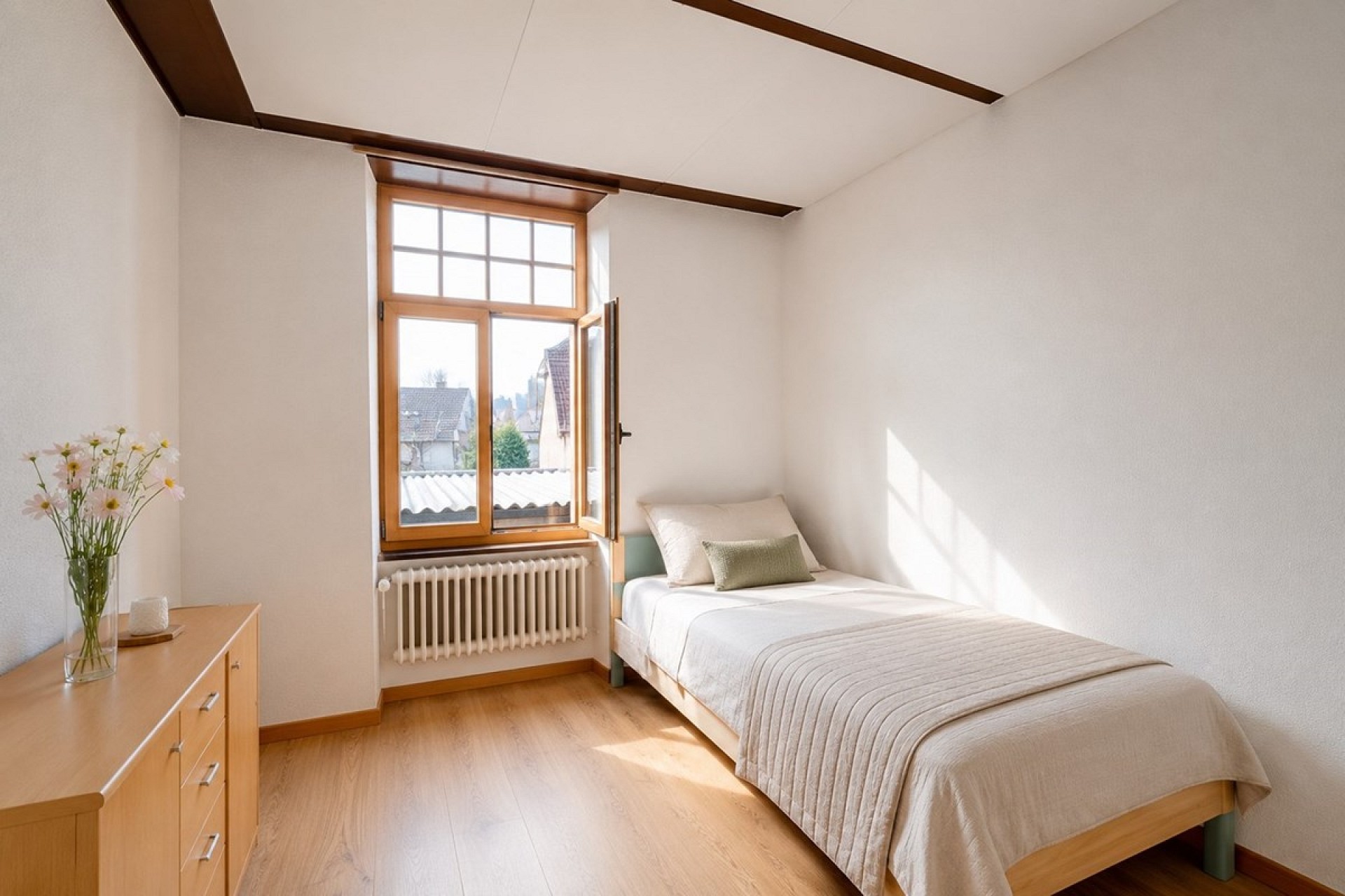 Helles Schlafzimmer mit Einzelbett