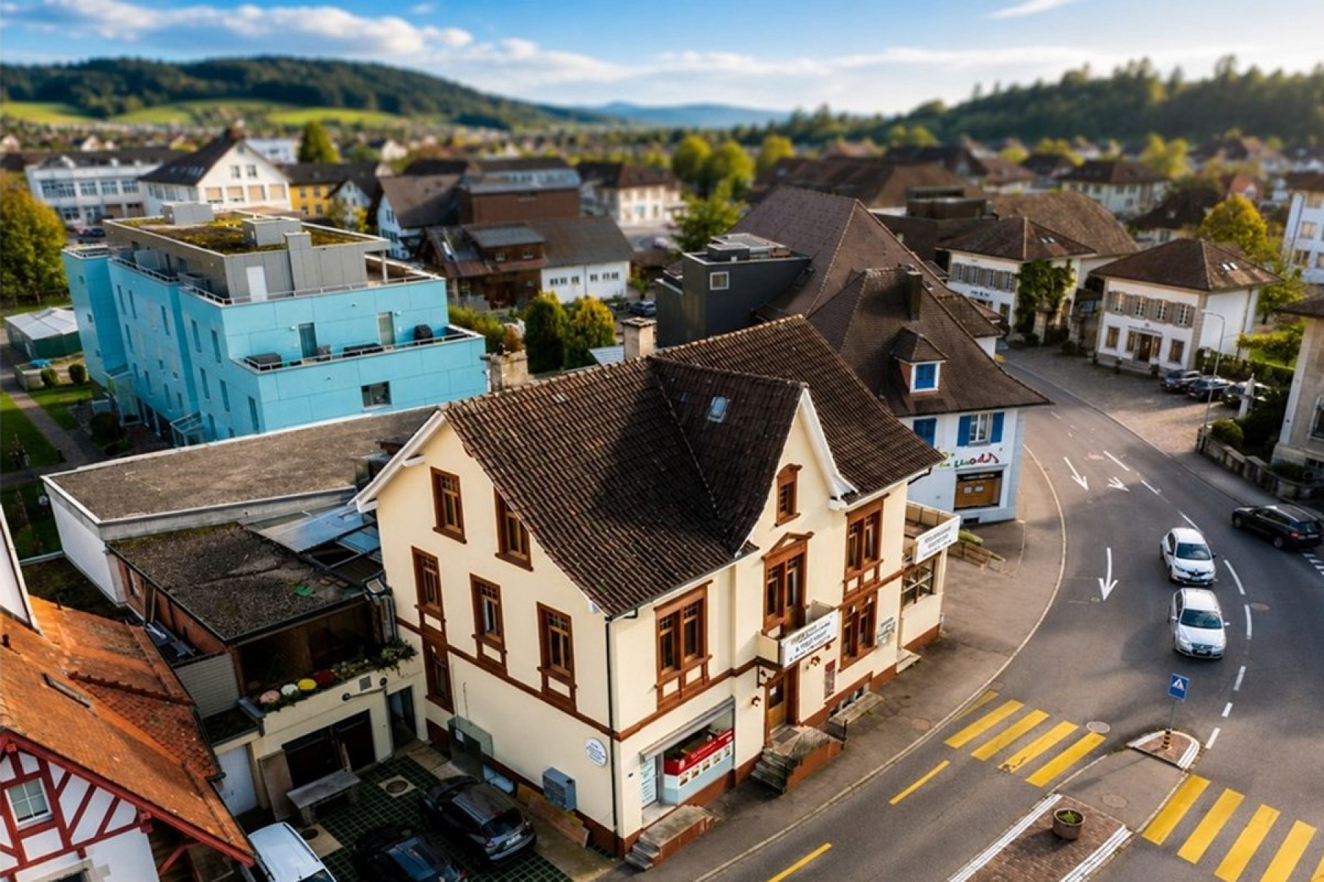Luftaufnahme eines historischen Gebäudes an einer Straßenecke