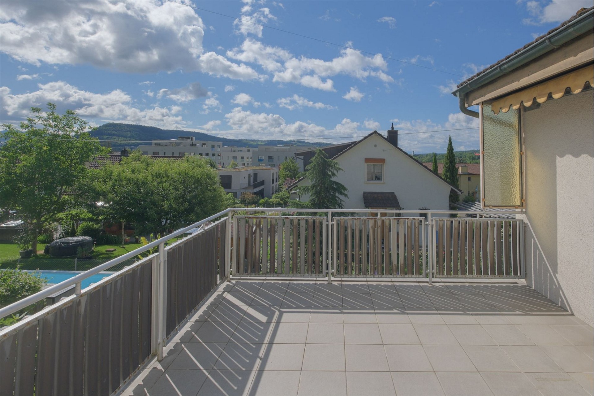 Balkon mit Ausblick ins Grüne