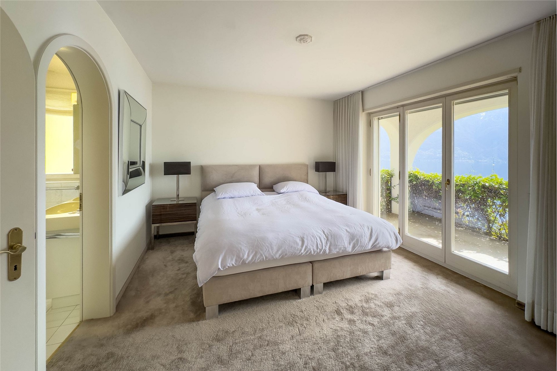 Helles Schlafzimmer mit Balkon und Badzugang