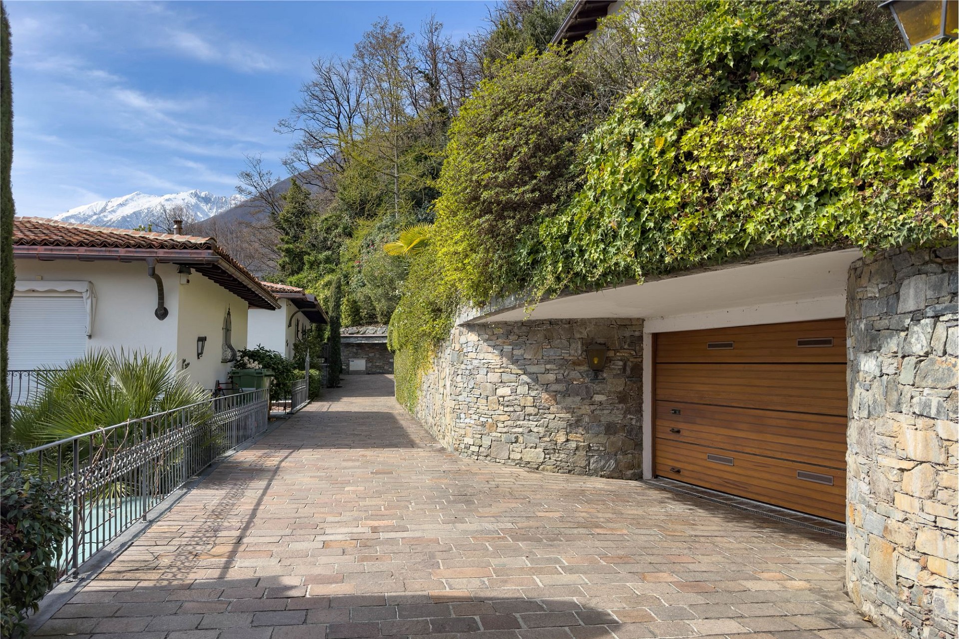 Zufahrt mit Garage und Bergblick