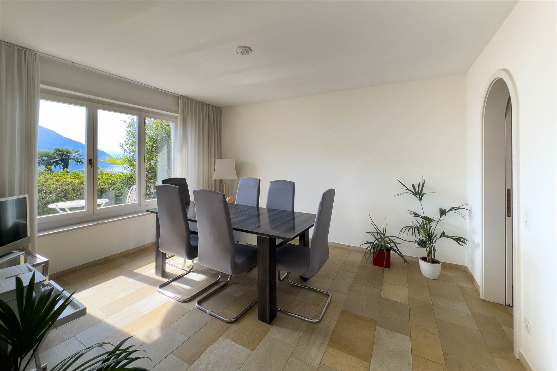 Helles Esszimmer mit Bergblick