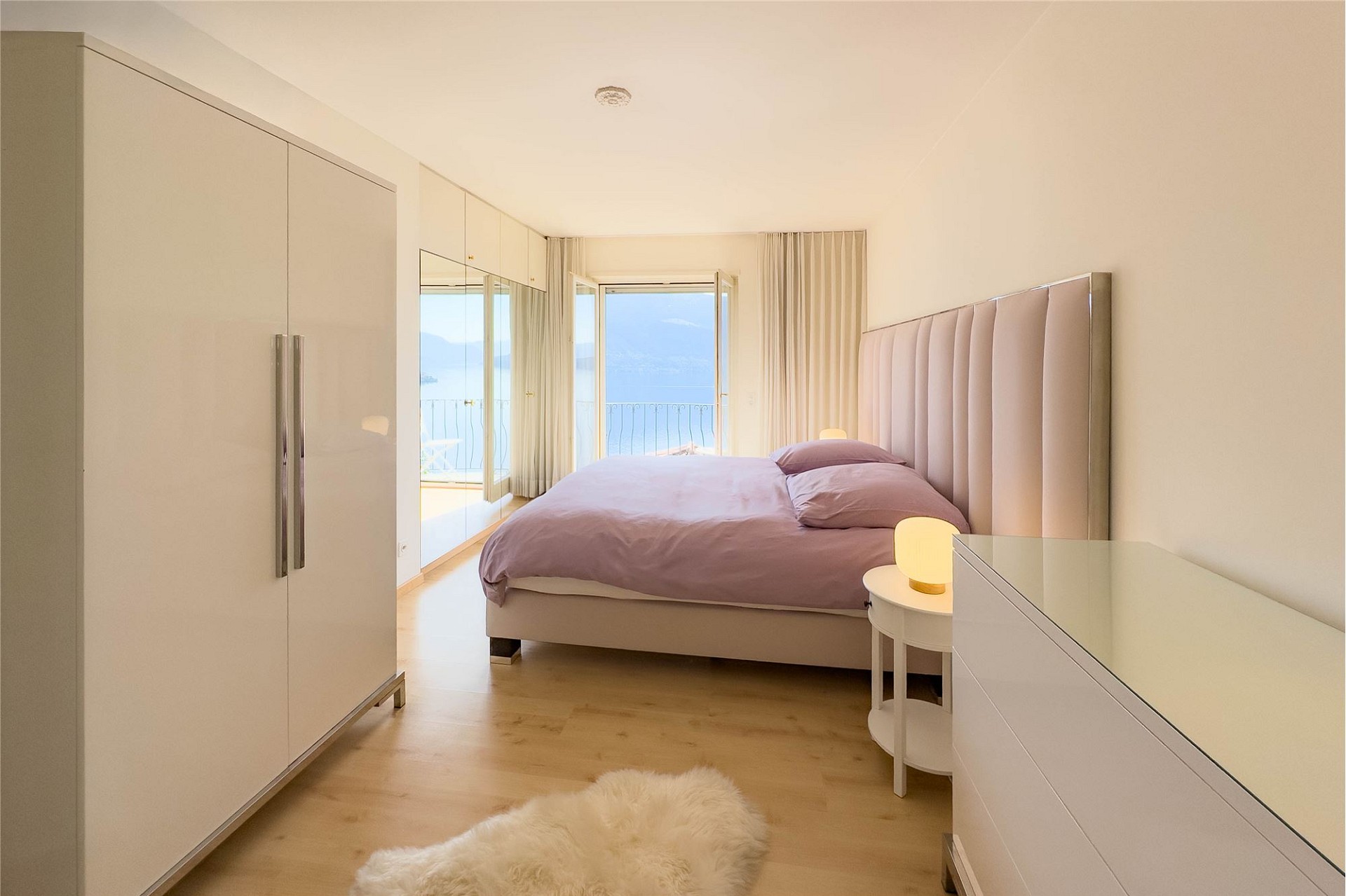 Helles Schlafzimmer mit Seeblick und sanften Pastelltönen